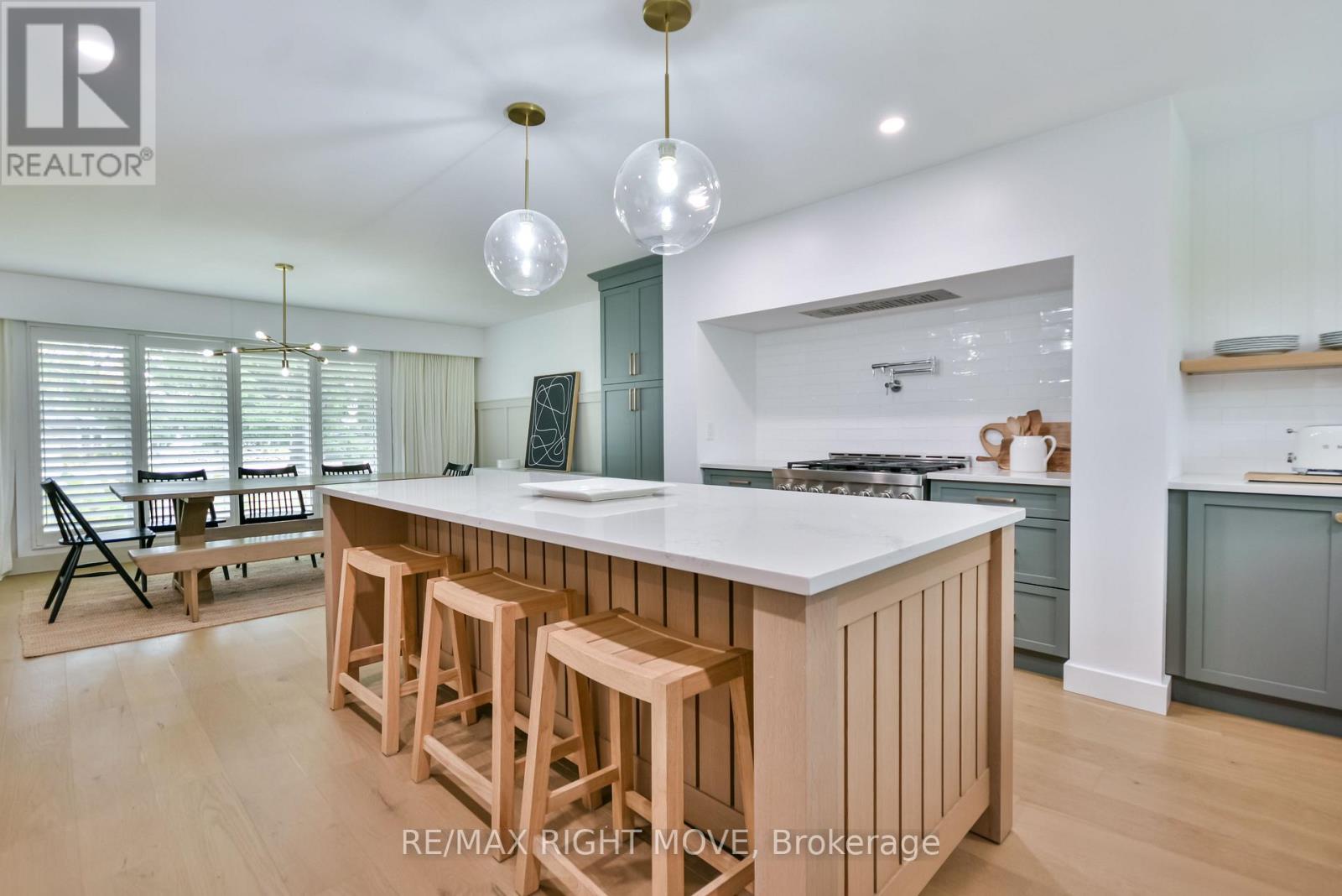 407 BAY STREET - Image 8