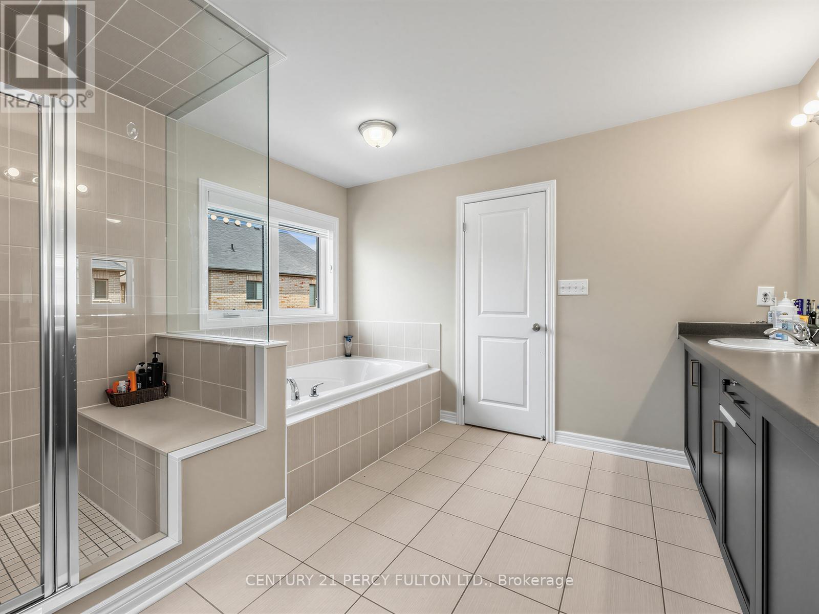 54 FARRINGDON CRESCENT - 32