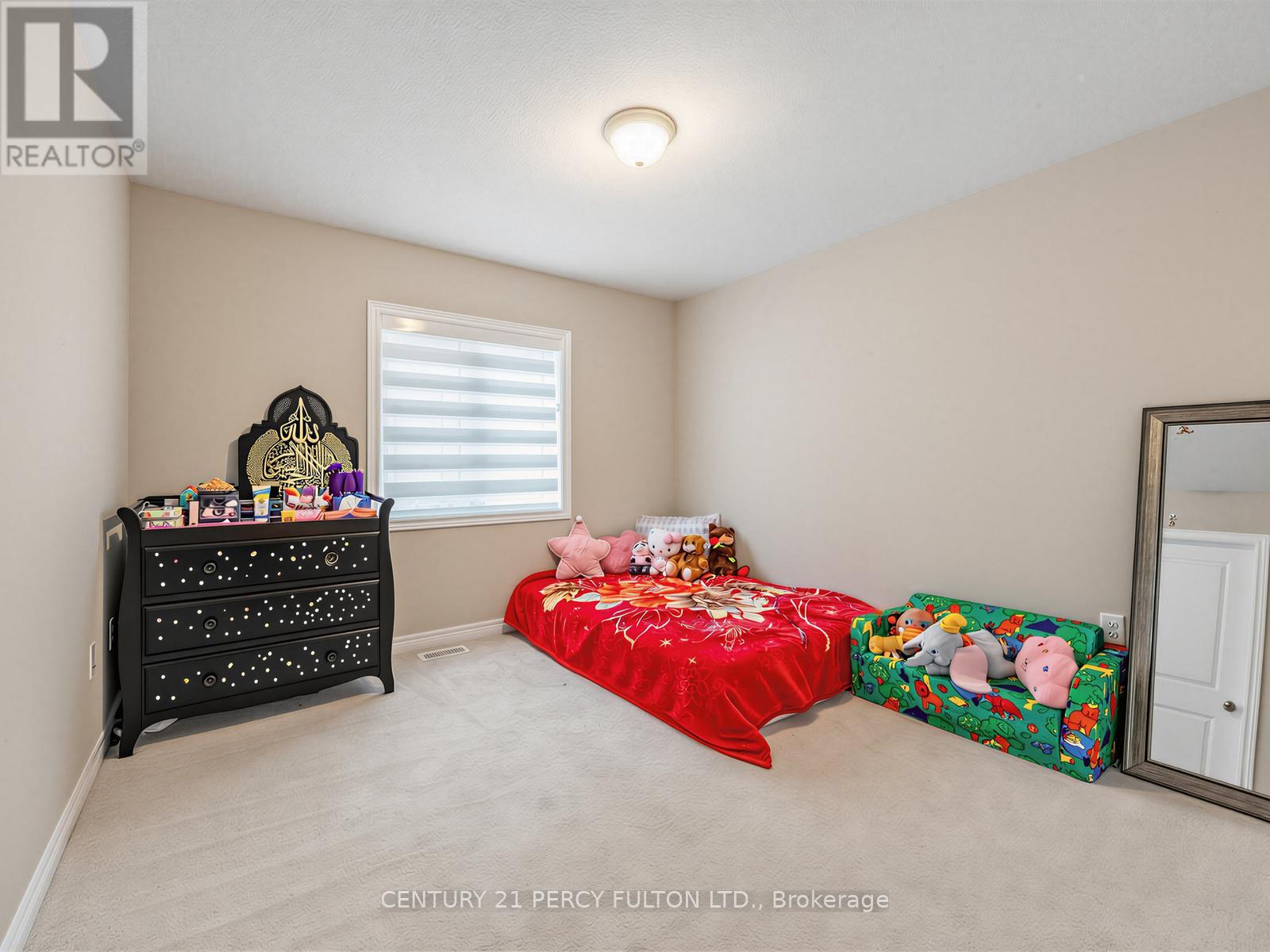 54 FARRINGDON CRESCENT - 27