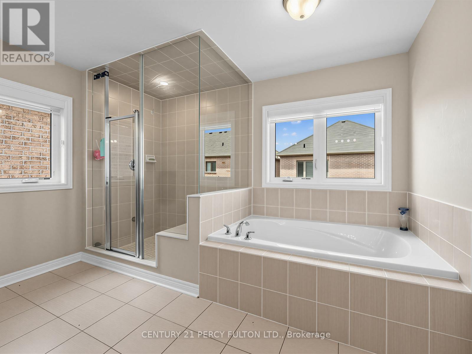 54 FARRINGDON CRESCENT - 33