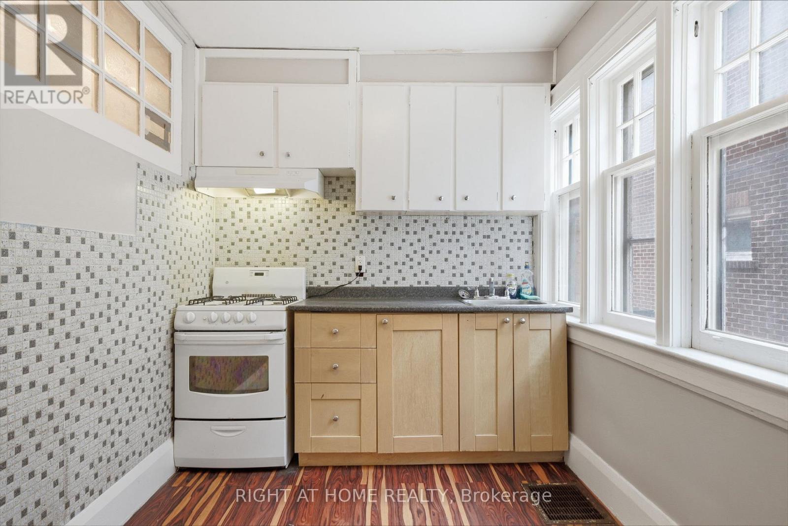 502 SALEM AVENUE N - 12
