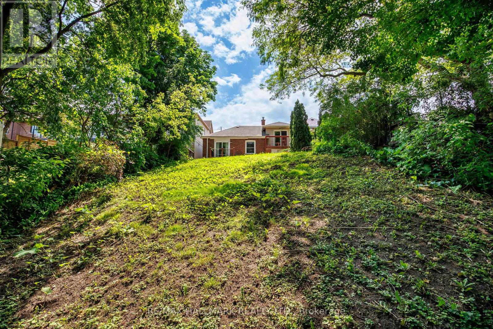 8 DAVIES CRESCENT - 36
