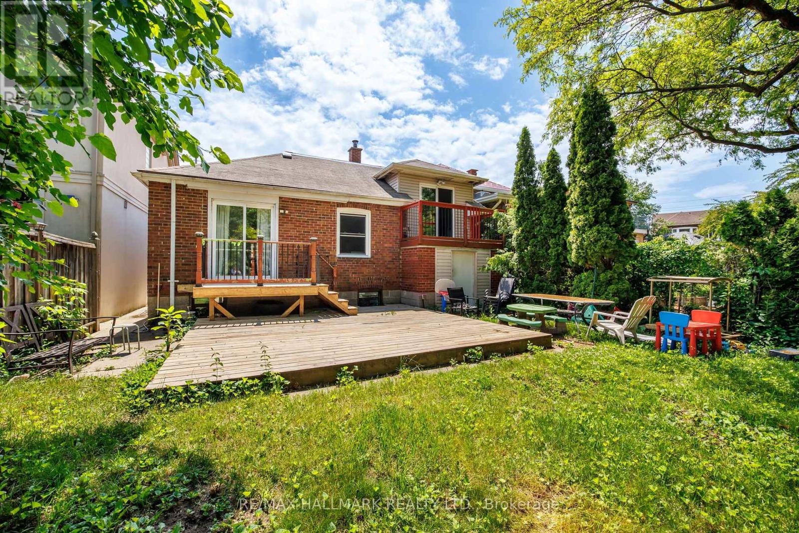 8 DAVIES CRESCENT - 32