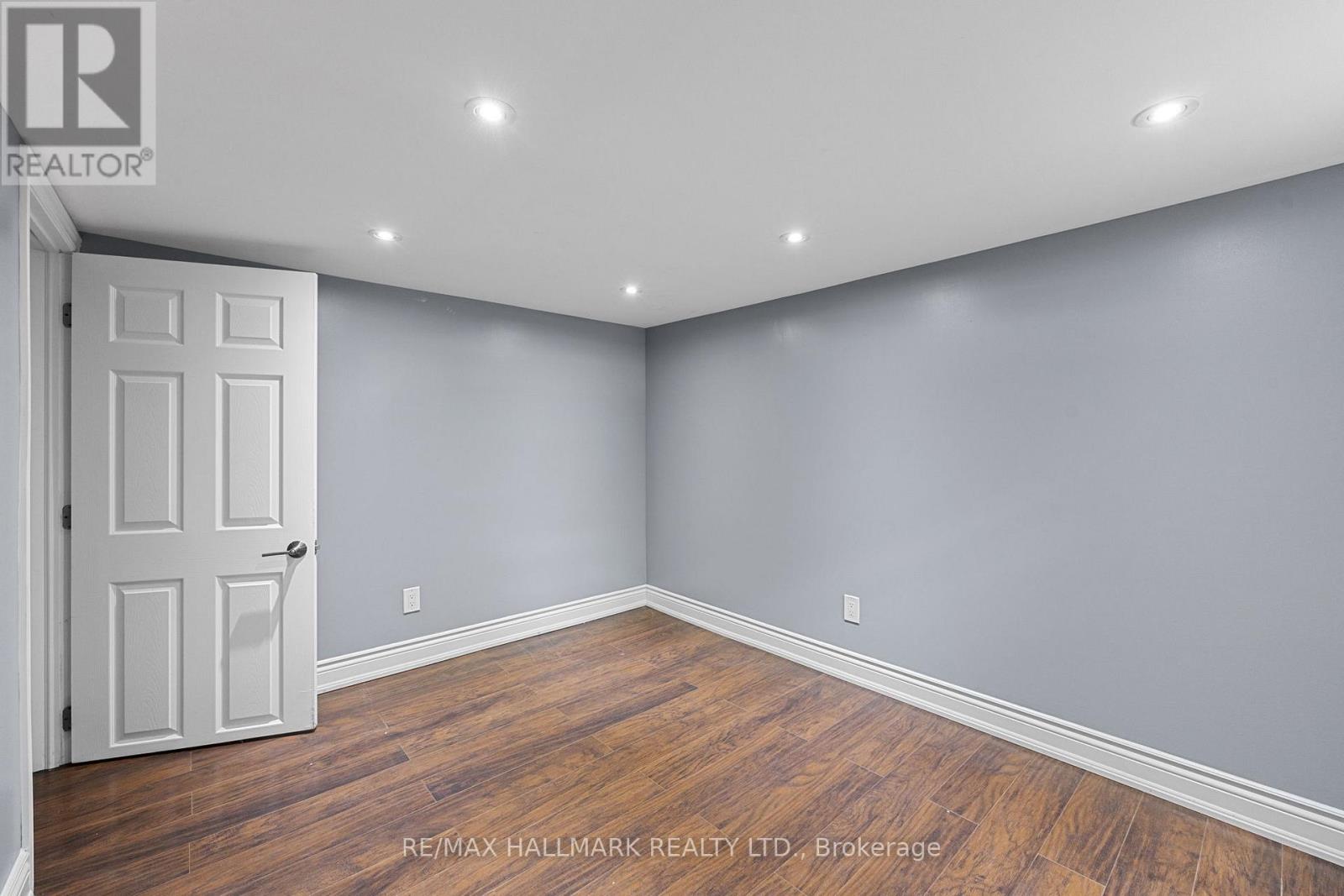 8 DAVIES CRESCENT - 24