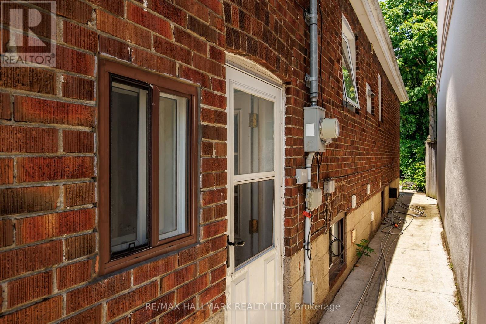 8 DAVIES CRESCENT - 37