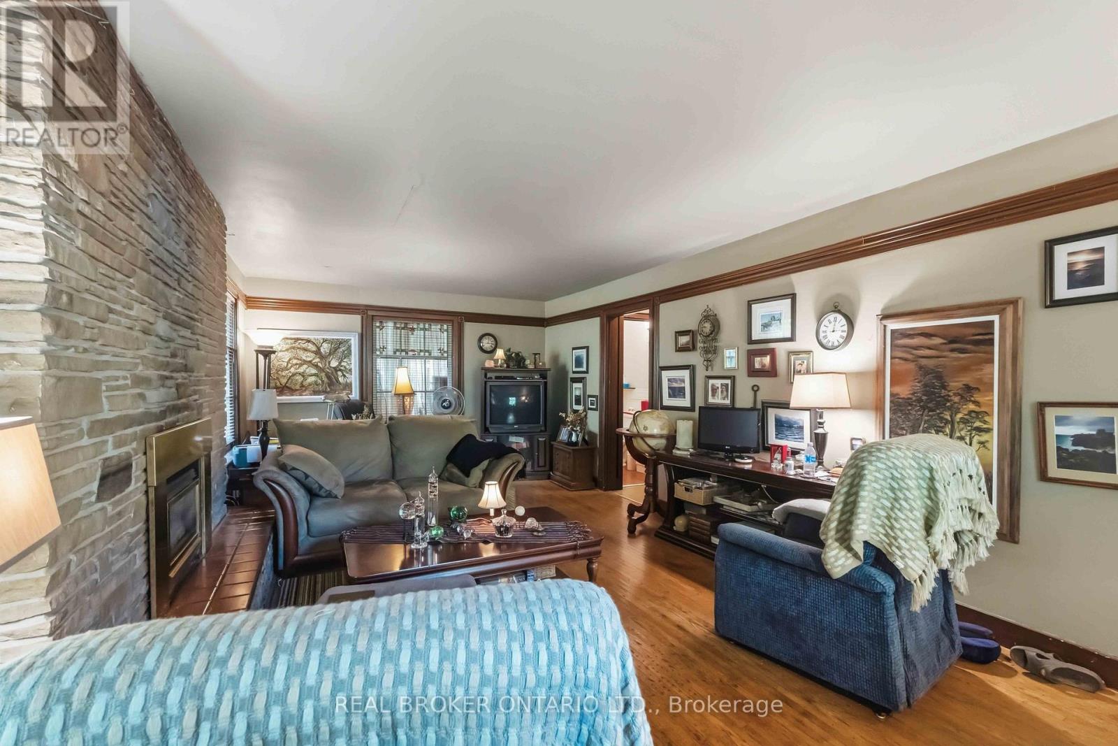 42 PRICE AVENUE - 6