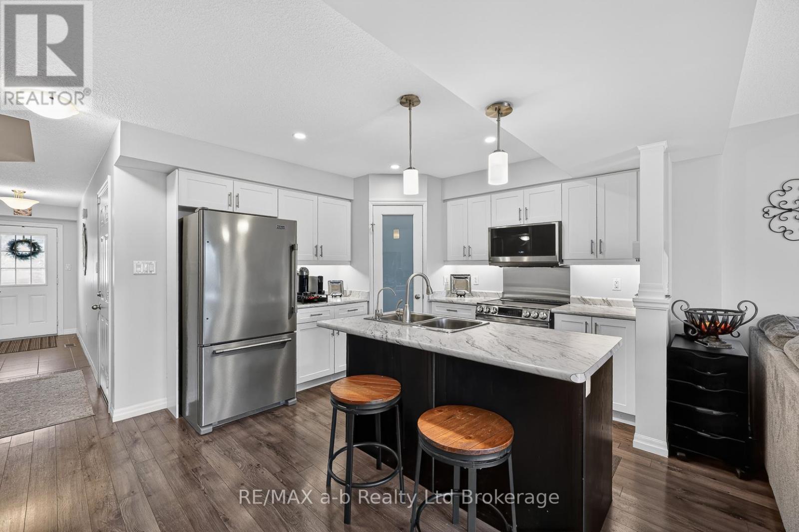 #28 175 INGERSOLL STREET N - 14