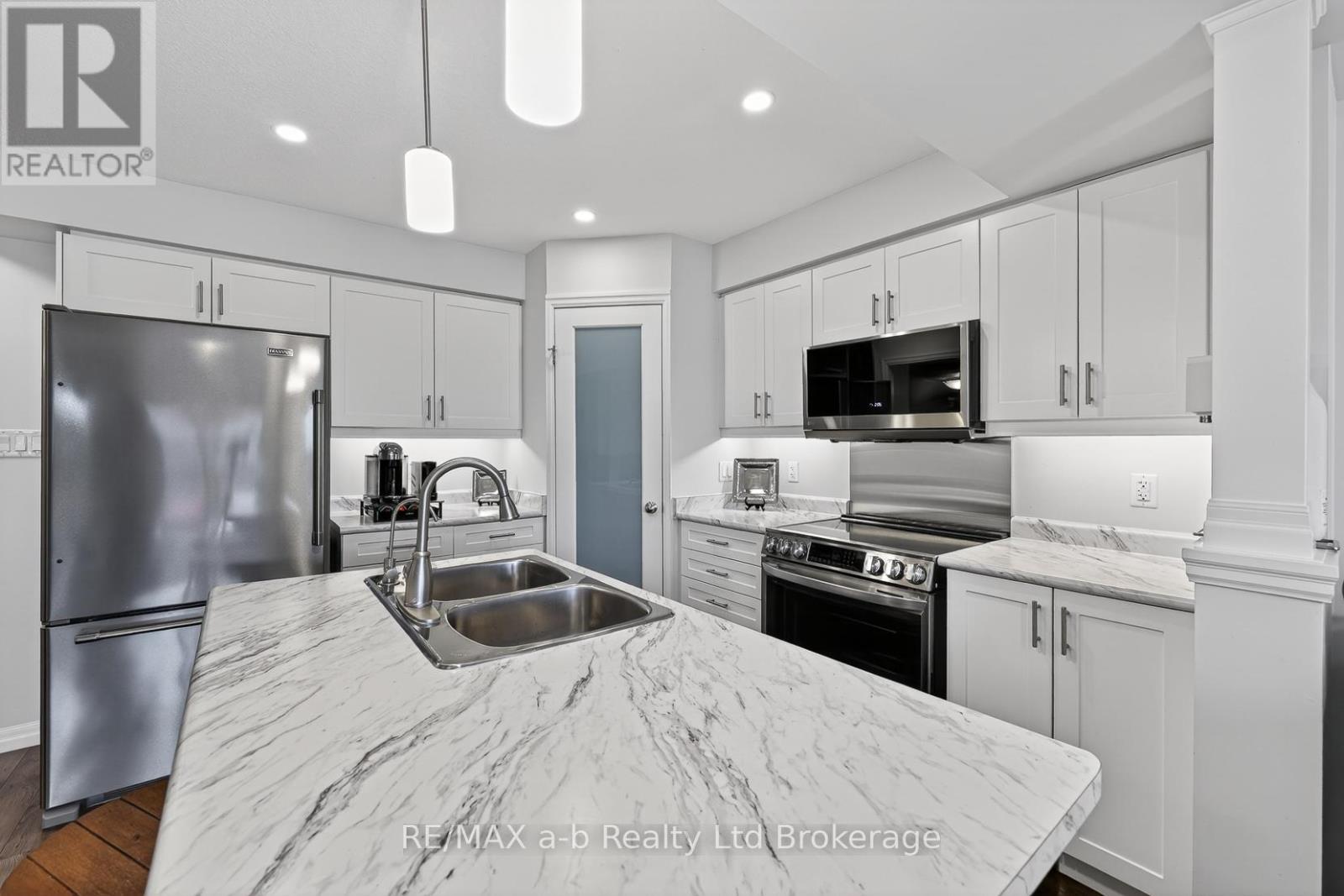 #28 175 INGERSOLL STREET N - 16