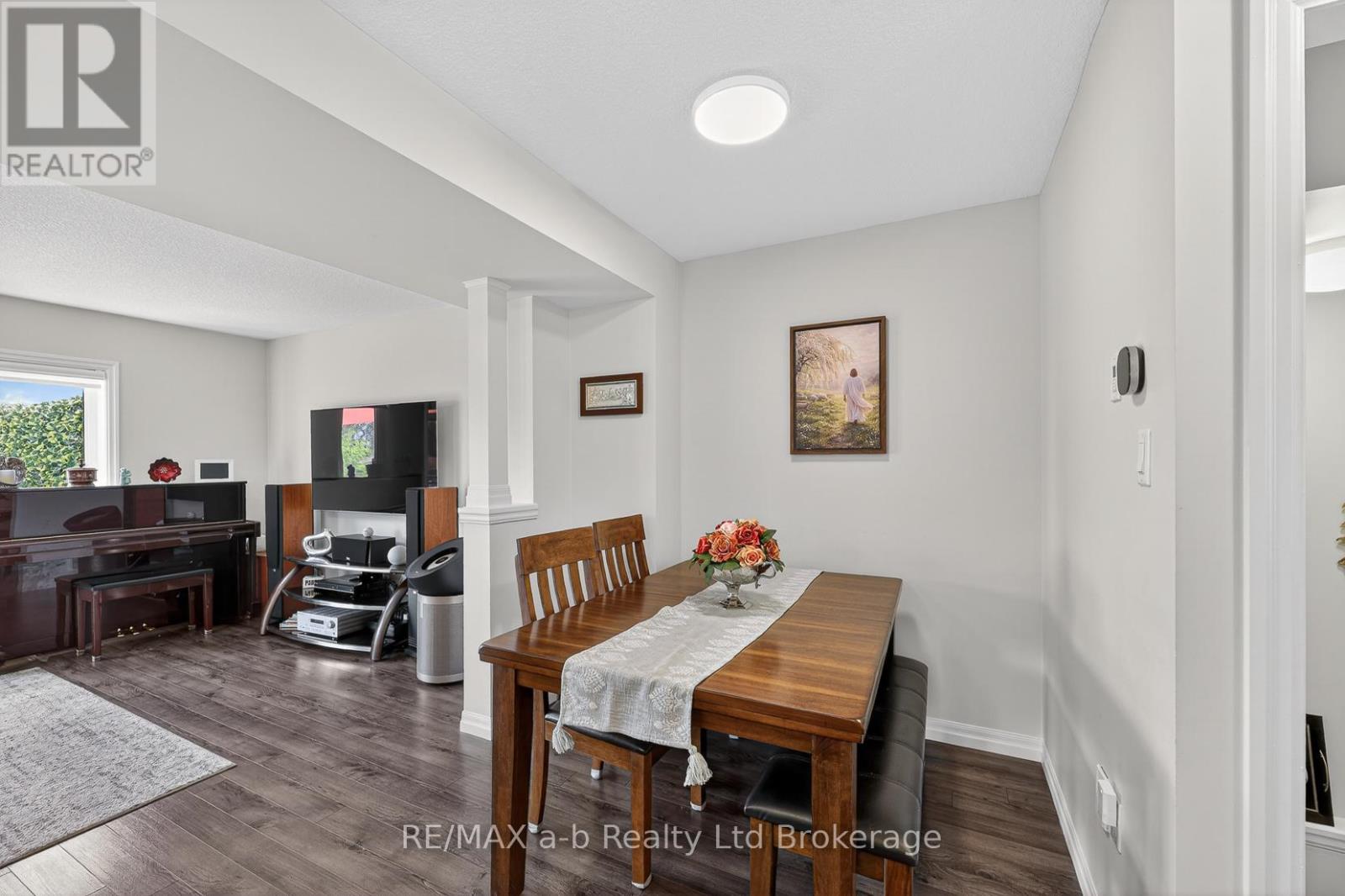 #28 175 INGERSOLL STREET N - 18