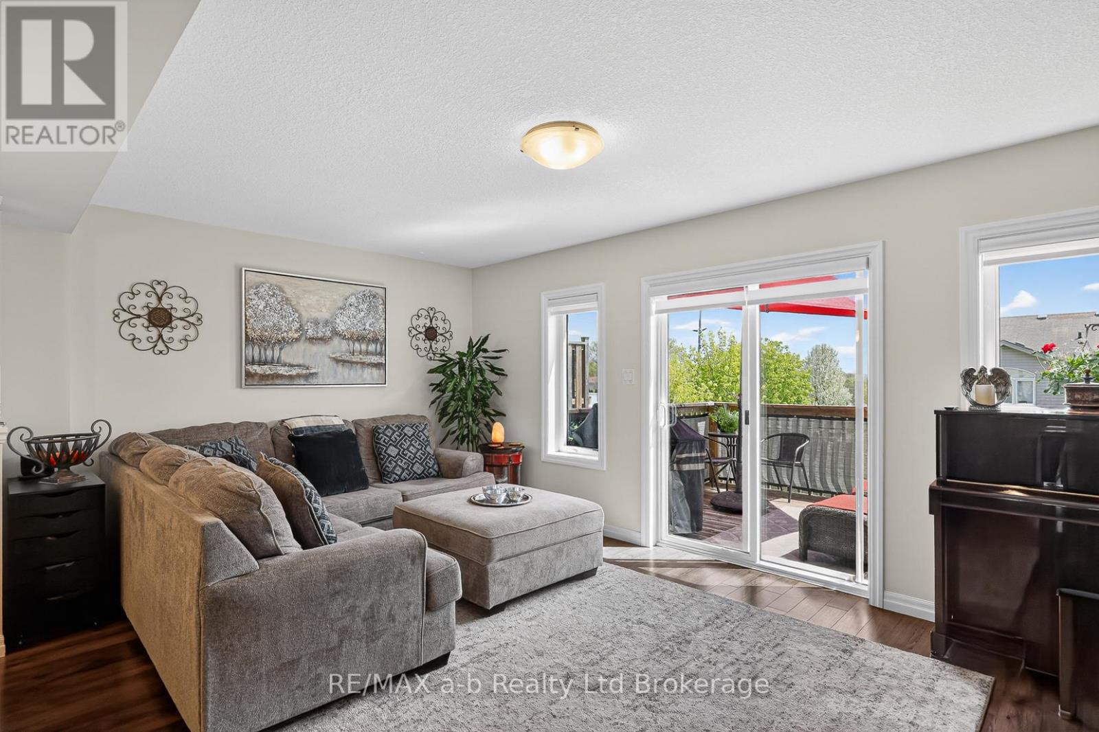 #28 175 INGERSOLL STREET N - 21