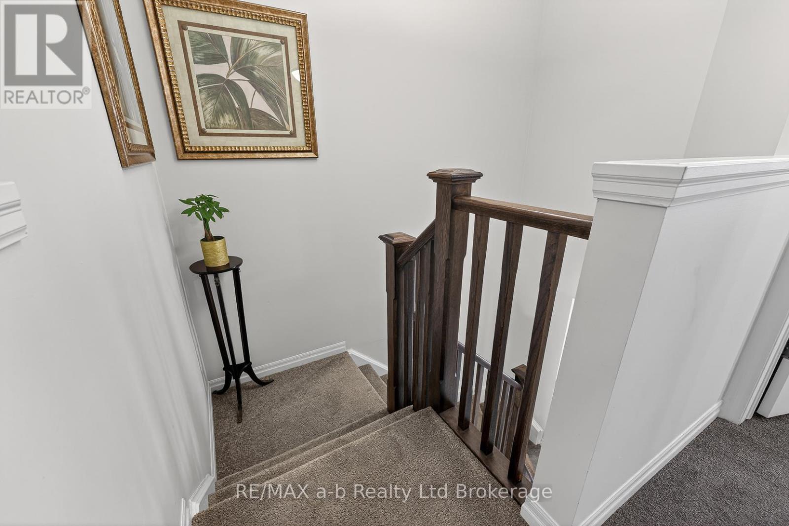#28 175 INGERSOLL STREET N - 32