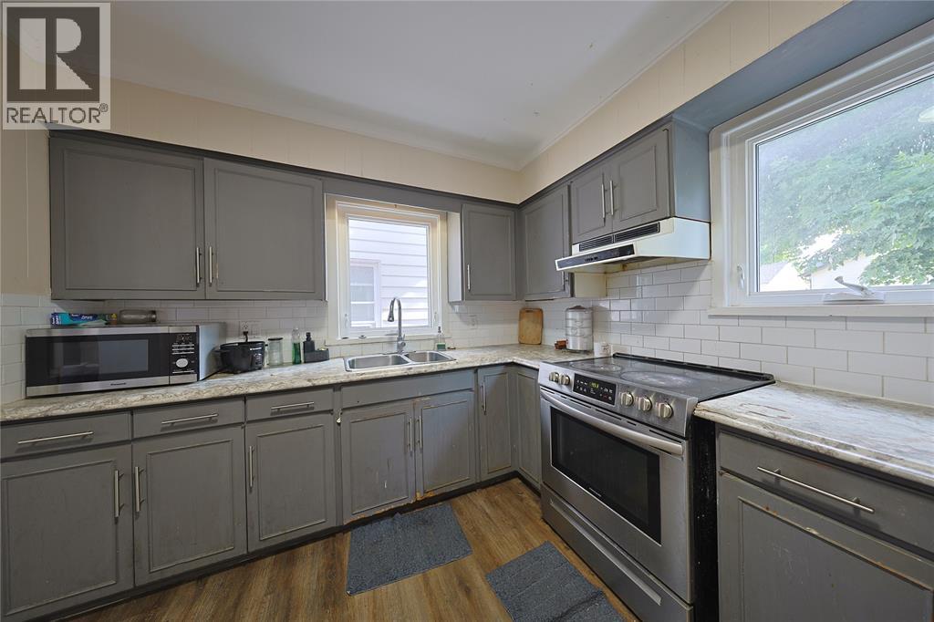 196 BROCK STREET North - 11