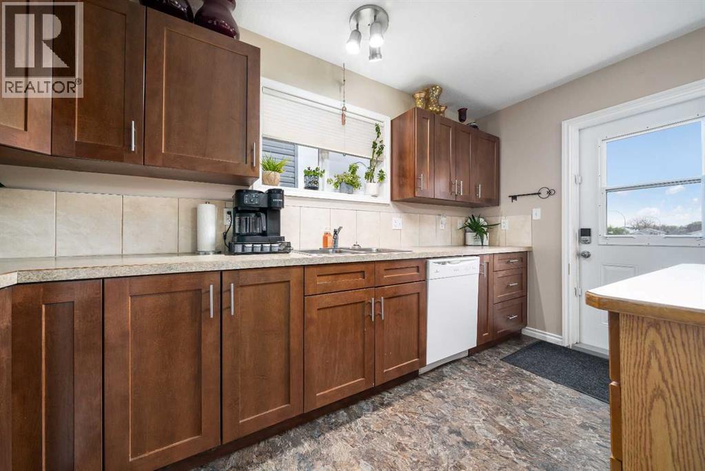 307 16 Street E - 3