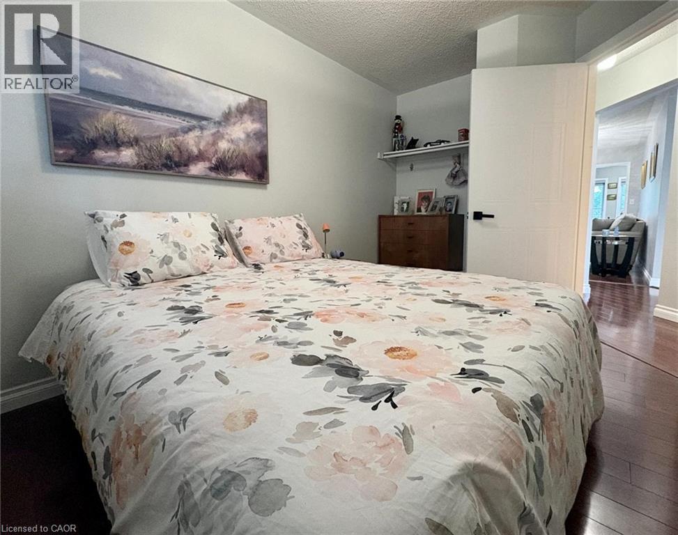 227 SILVERBIRCH Boulevard - 12