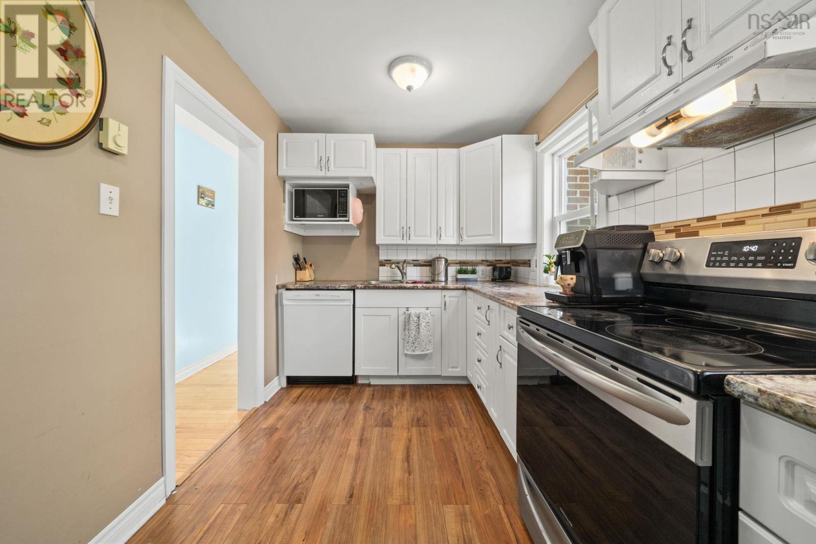 Property 8 of 25 of 18 Avon Crescent