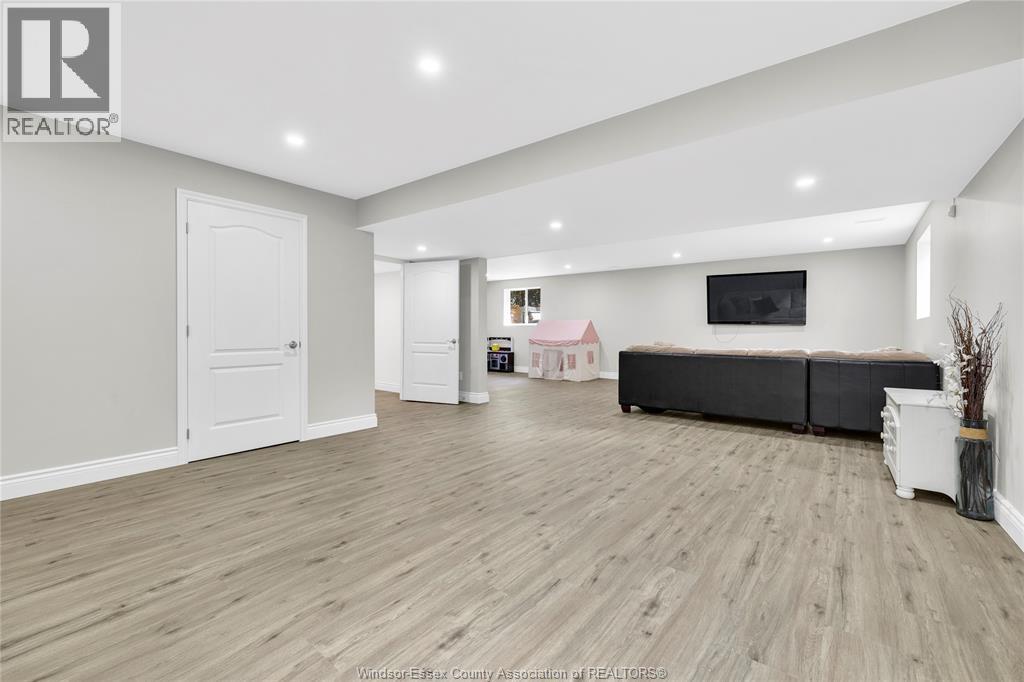 595 DONLON STREET - 27