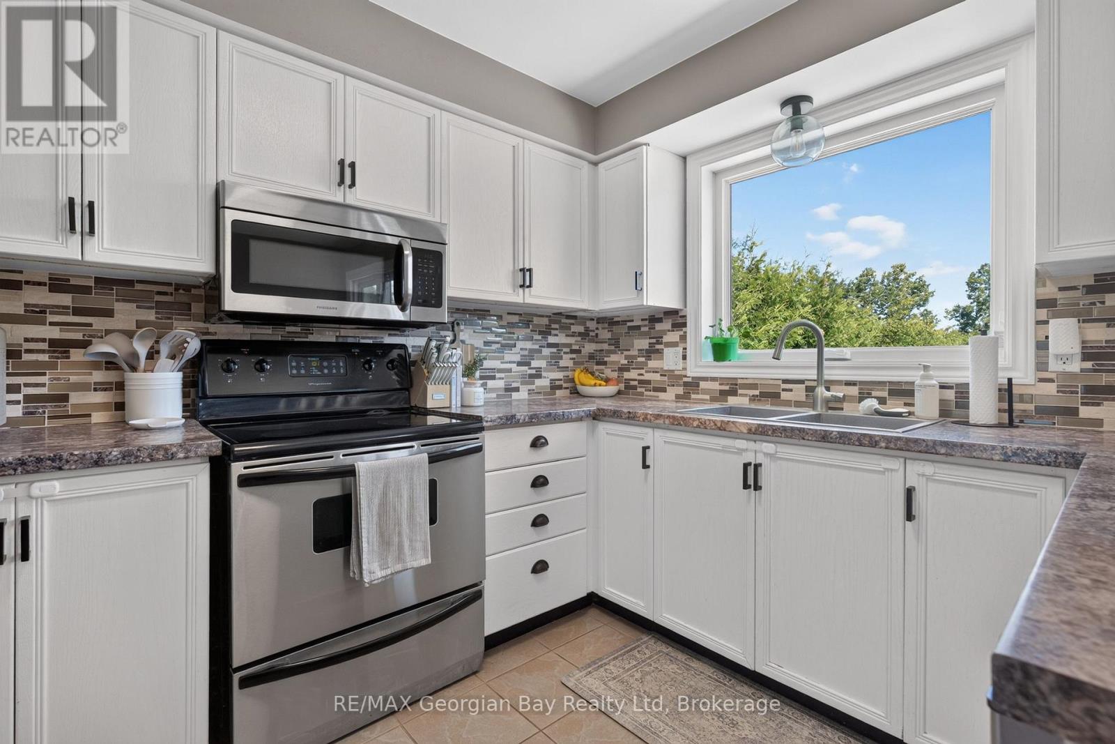 1005 DINA CRESCENT - 10