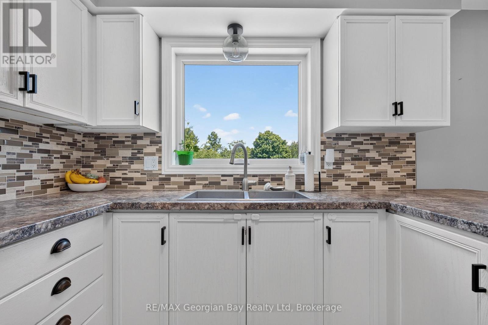 1005 DINA CRESCENT - 11