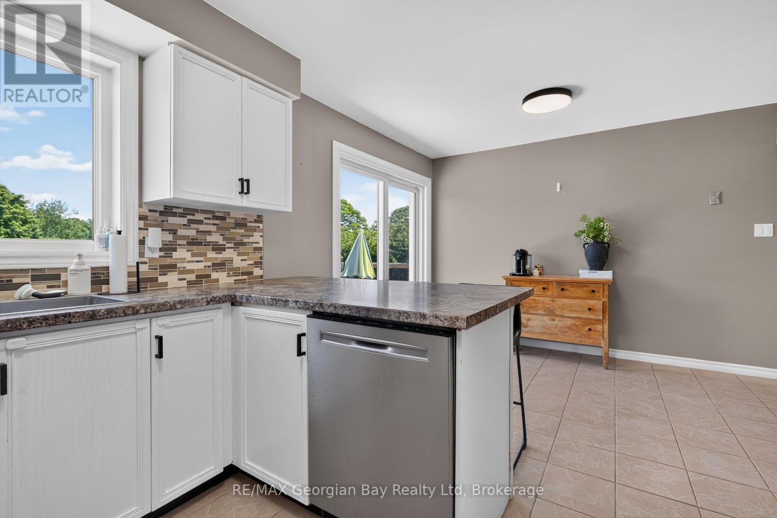 1005 DINA CRESCENT - 12