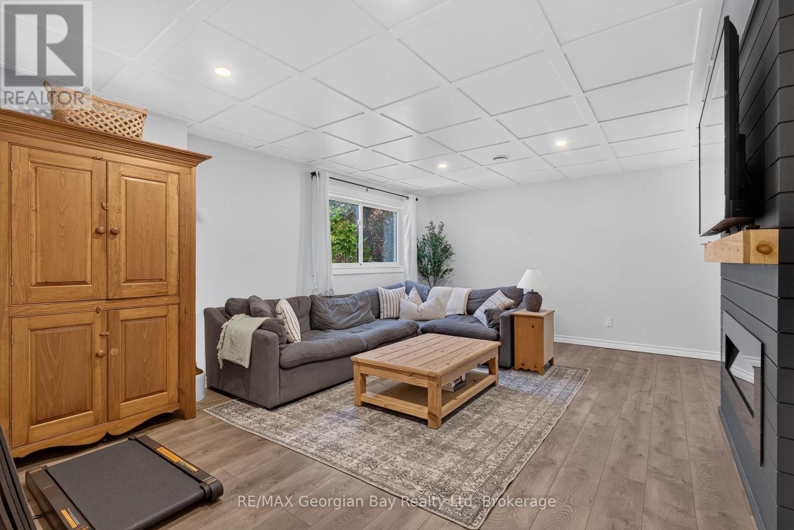 1005 DINA CRESCENT - 23