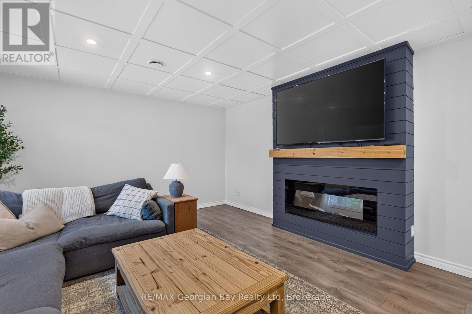 1005 DINA CRESCENT - 24
