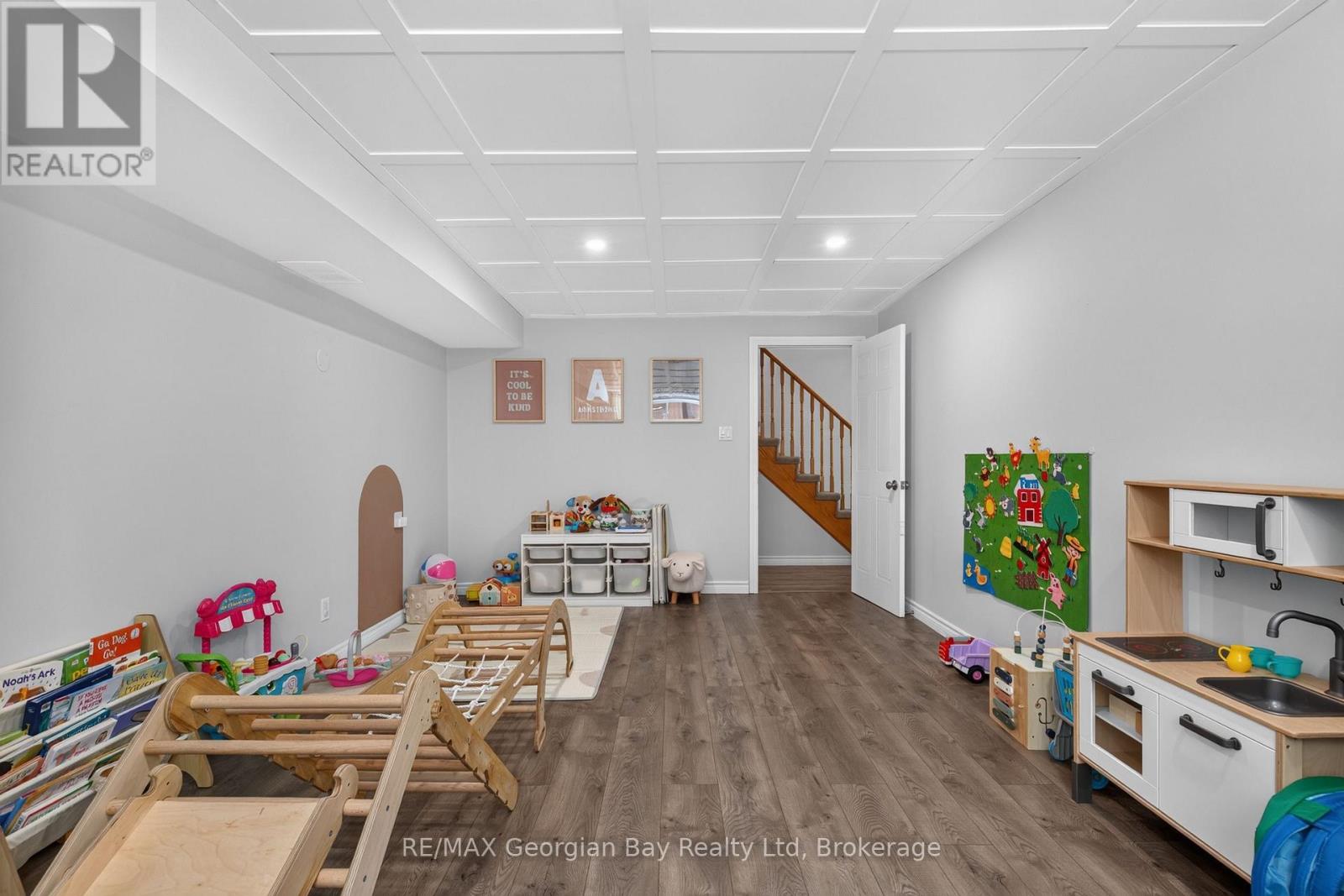 1005 DINA CRESCENT - 26