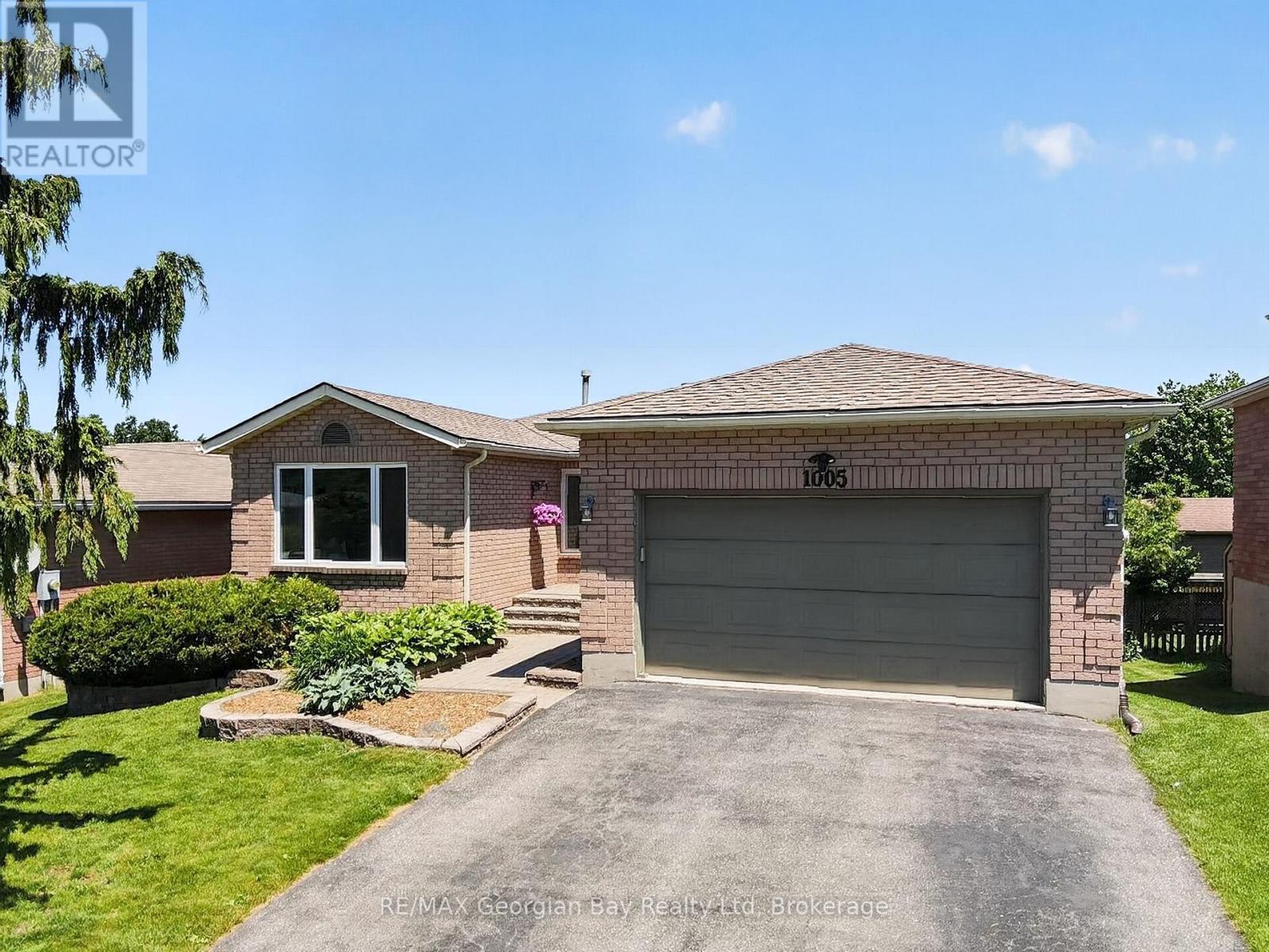 1005 DINA CRESCENT - 34