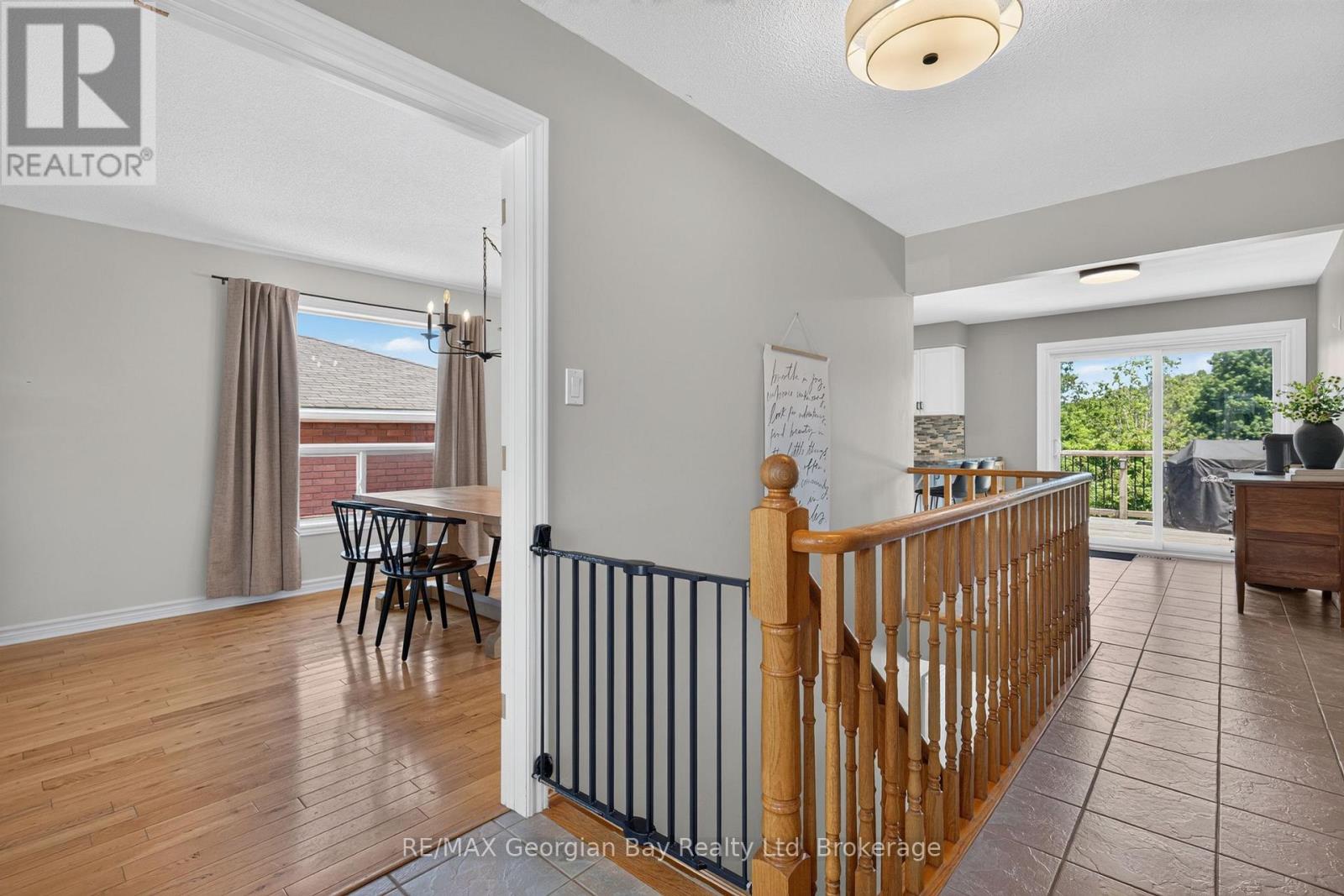 1005 DINA CRESCENT - 4