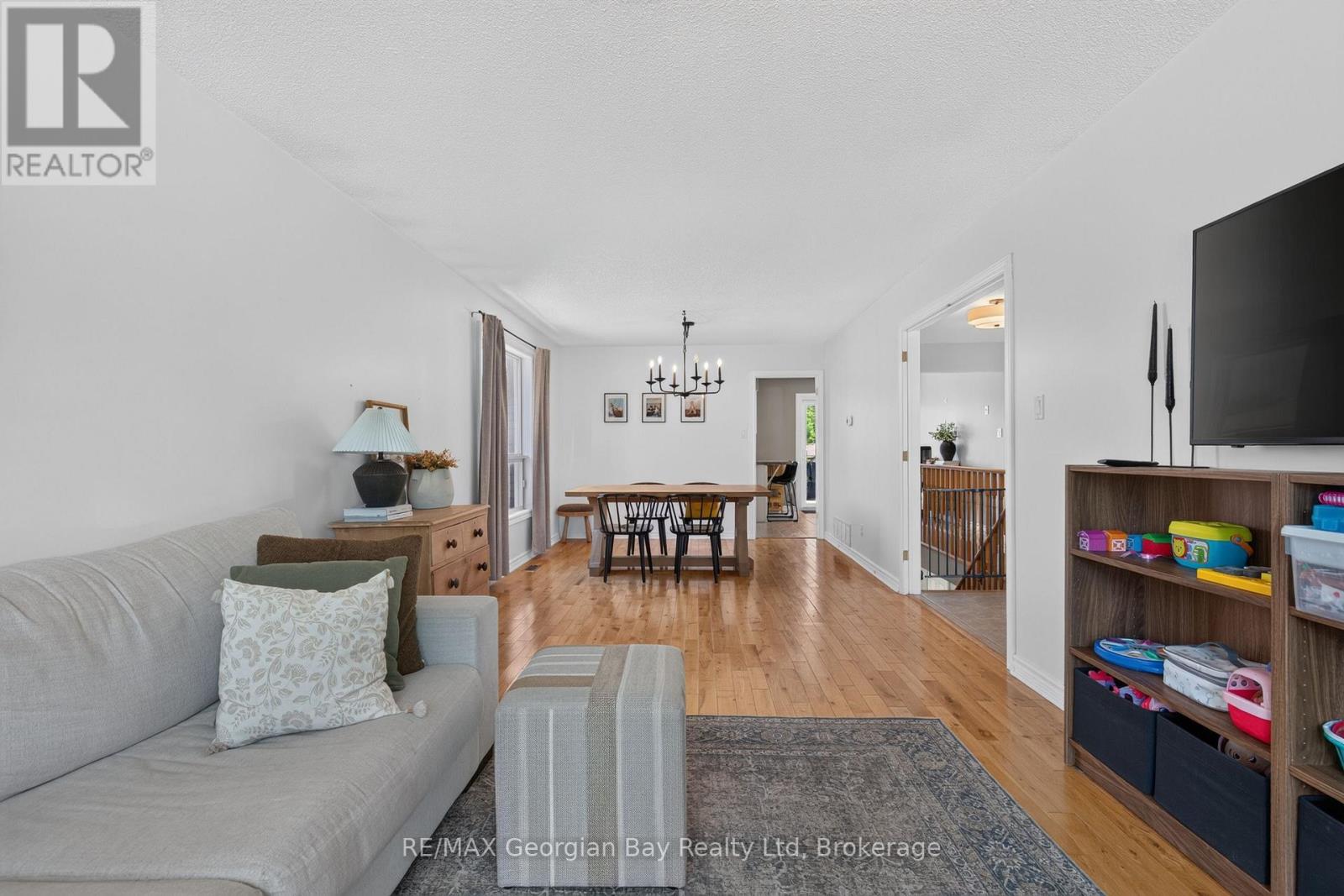 1005 DINA CRESCENT - 7