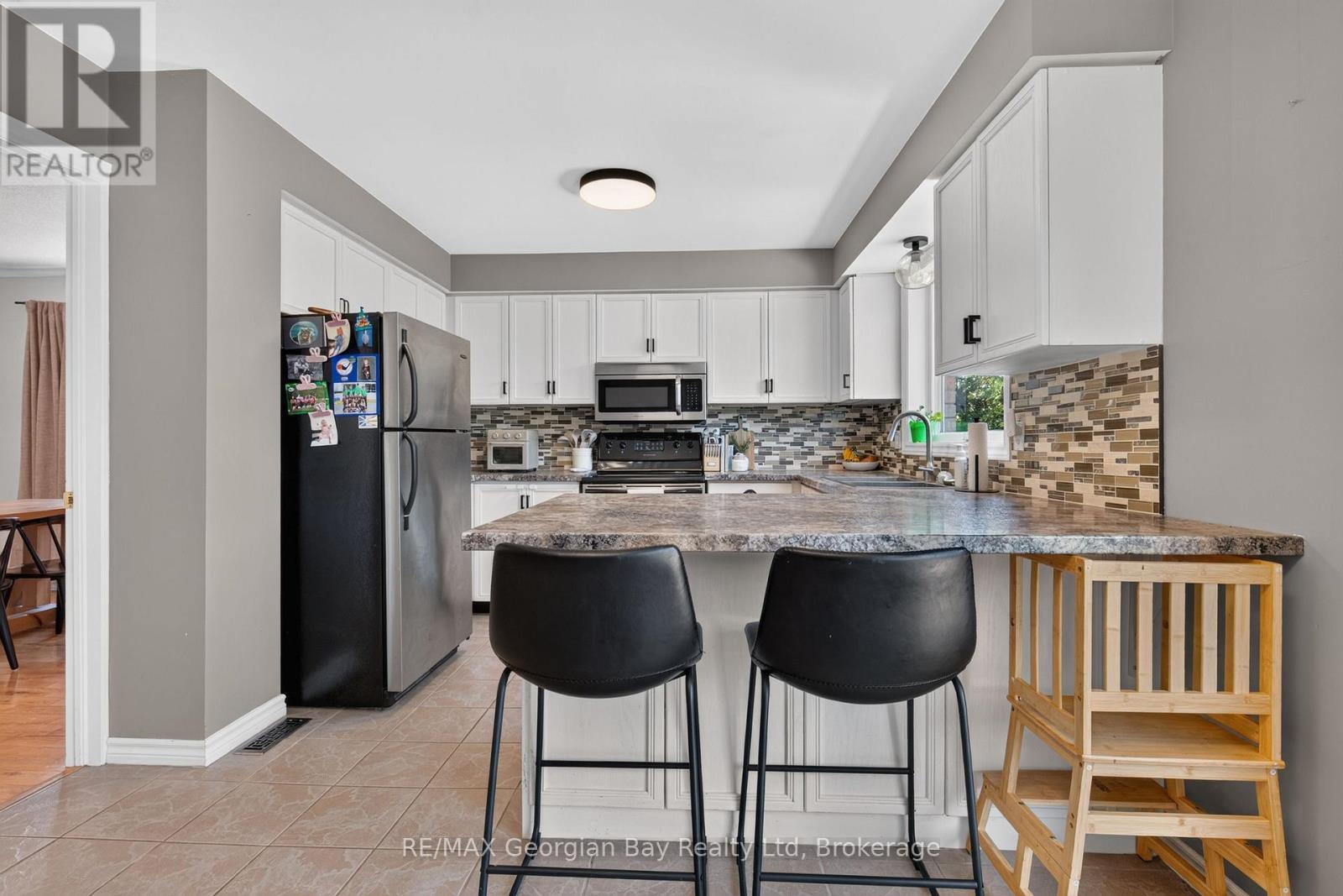 1005 DINA CRESCENT - 9