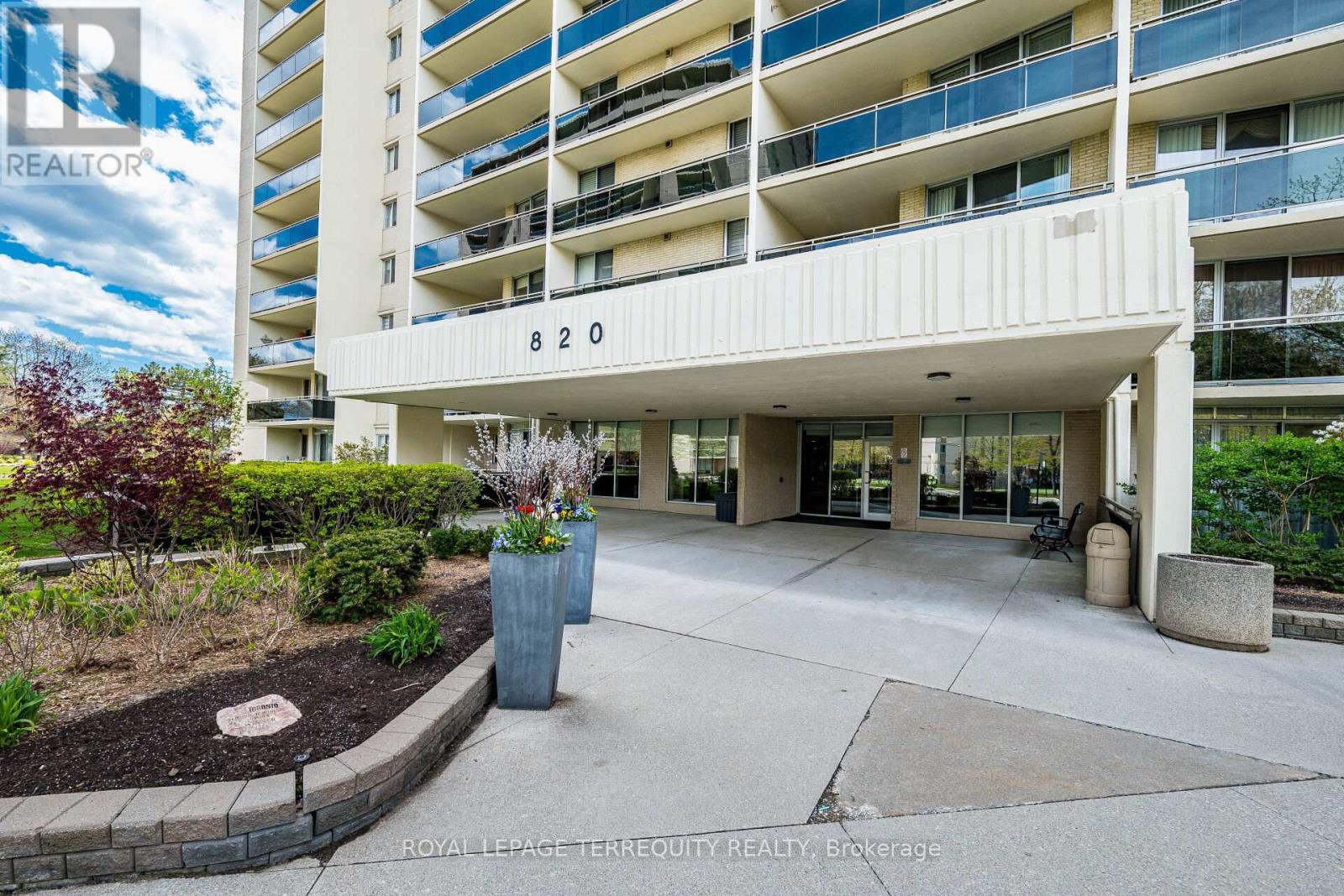 Welcome to 820 Burnhamthorpe Road!