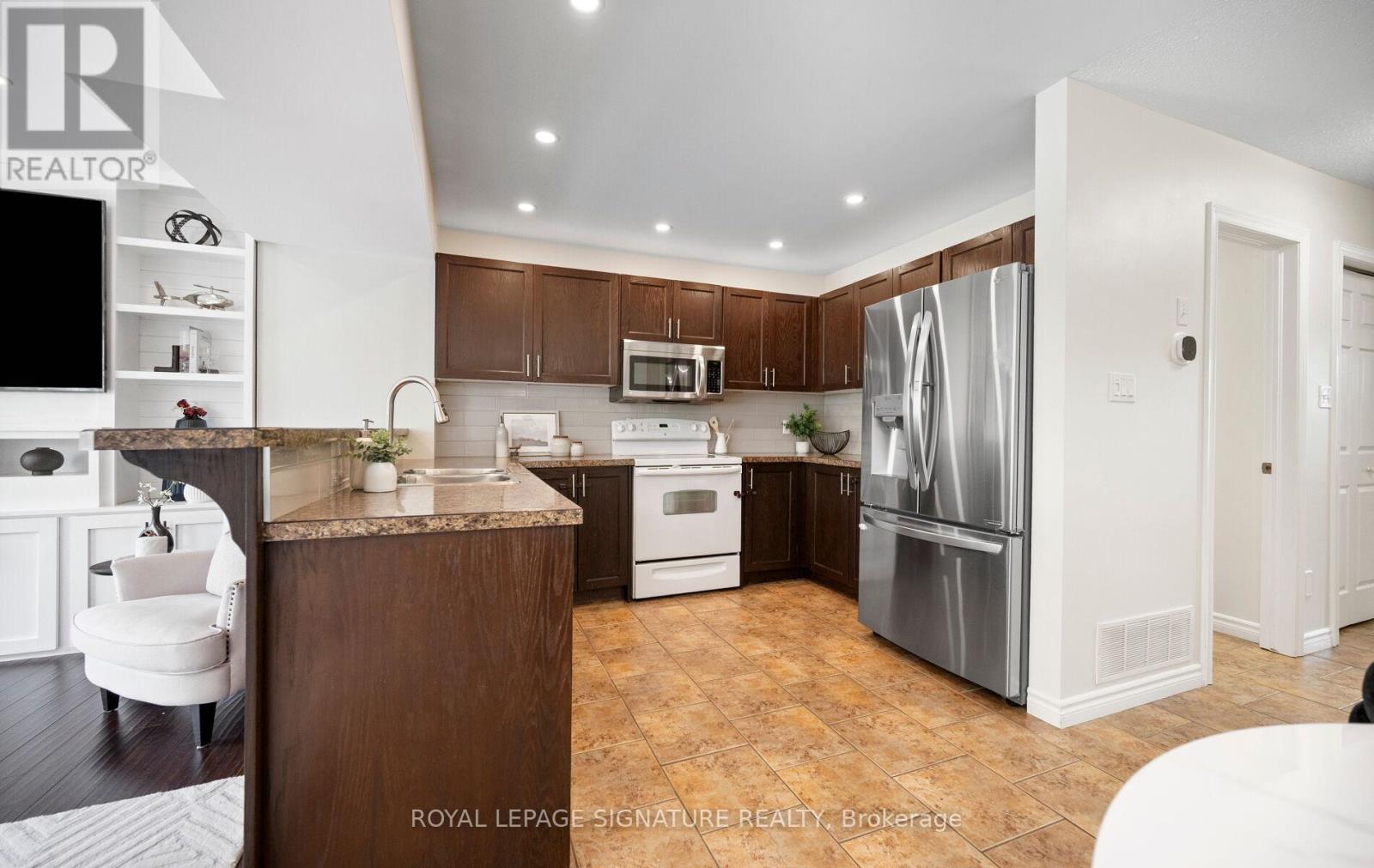 61 THAMES WAY - 14