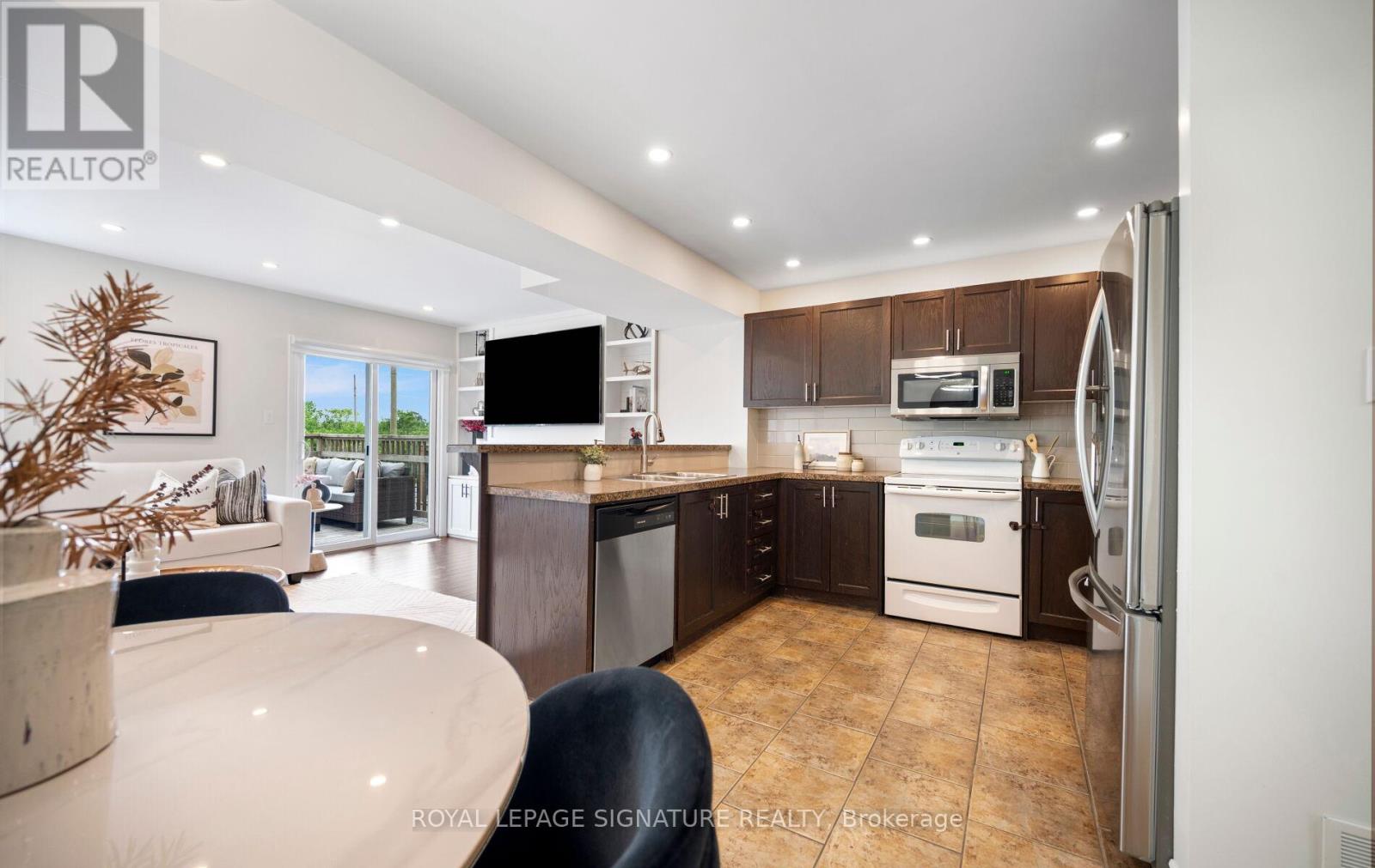61 THAMES WAY - 16