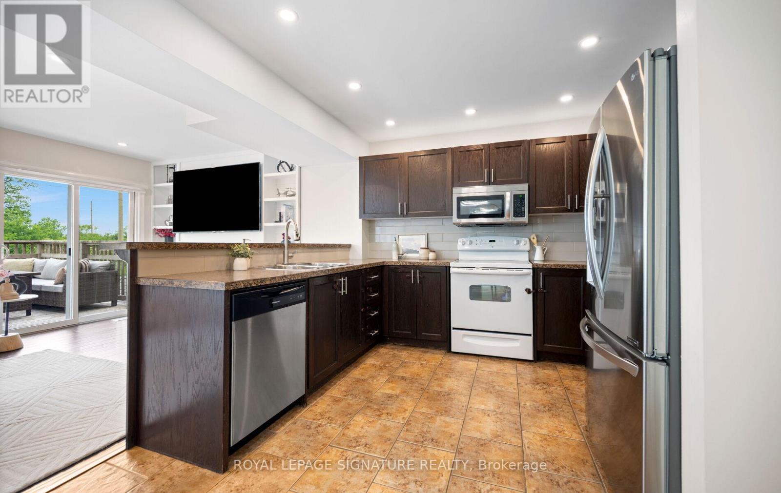61 THAMES WAY - 17