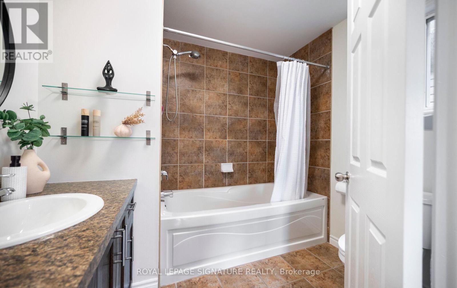 61 THAMES WAY - 29