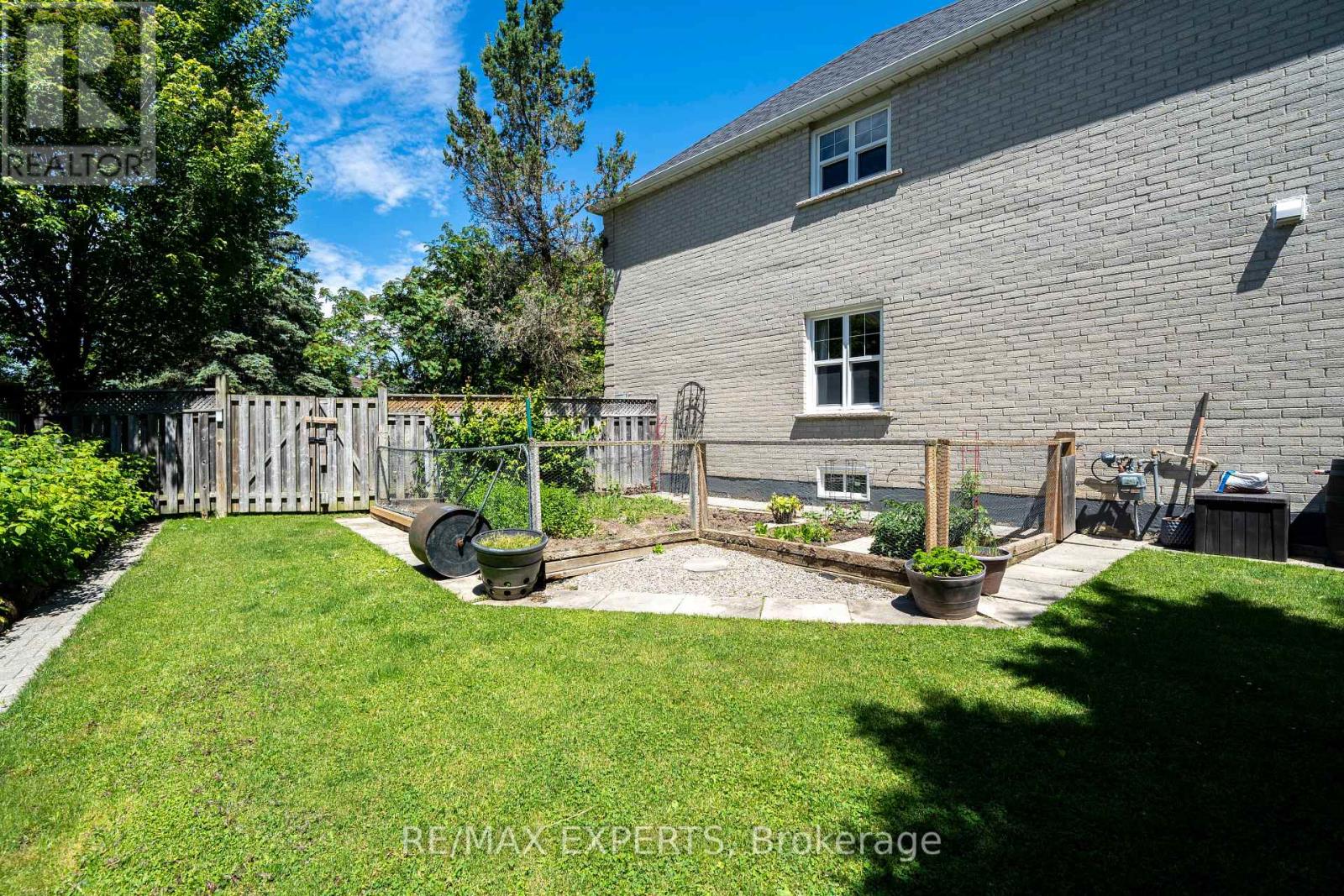 123 FERN VALLEY CRESCENT - 34