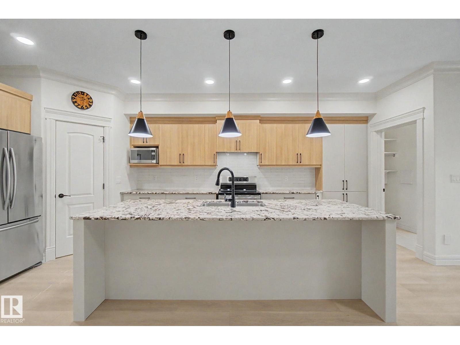 9654 83 AV NW - 20