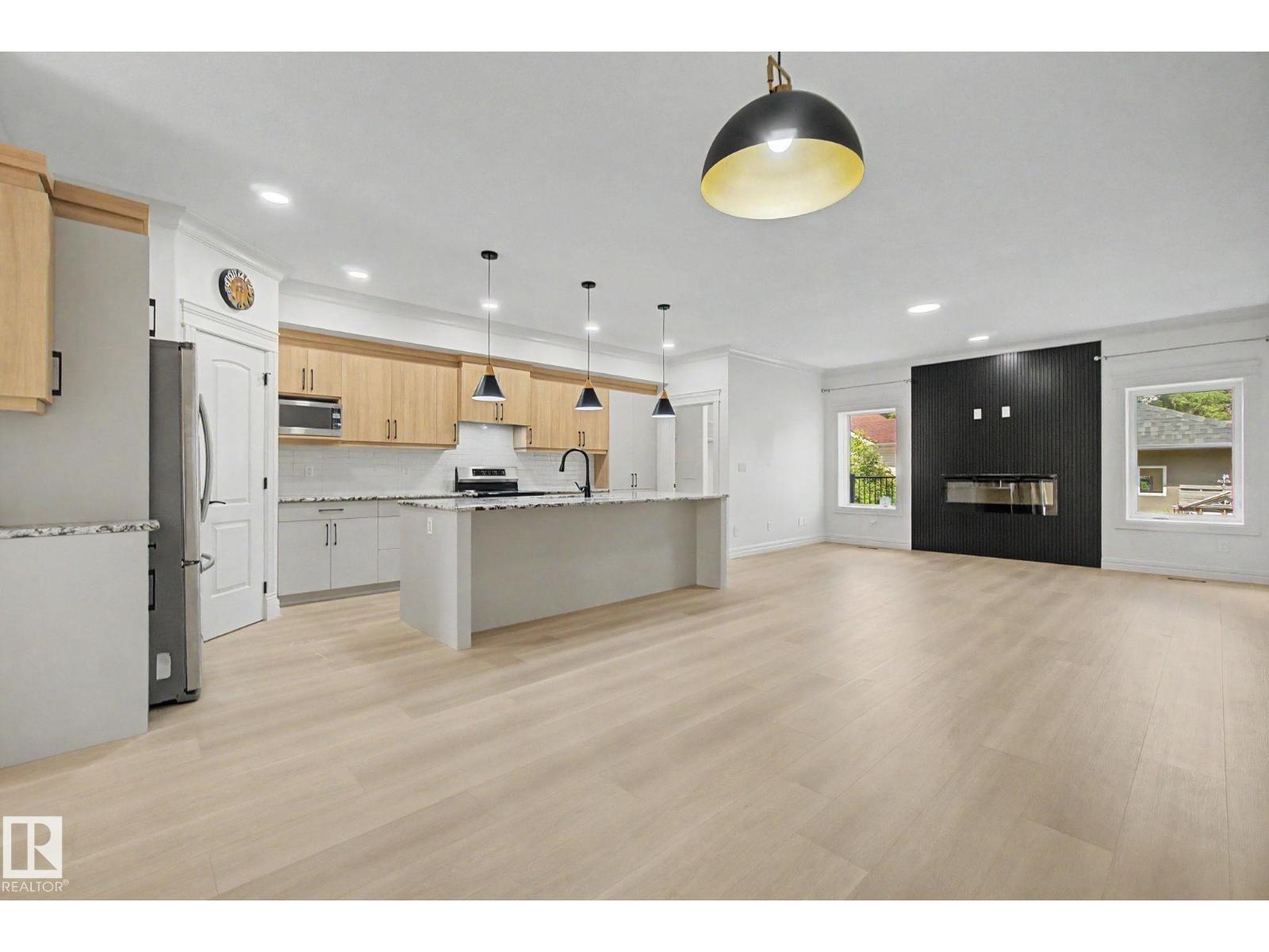 9654 83 AV NW - 19