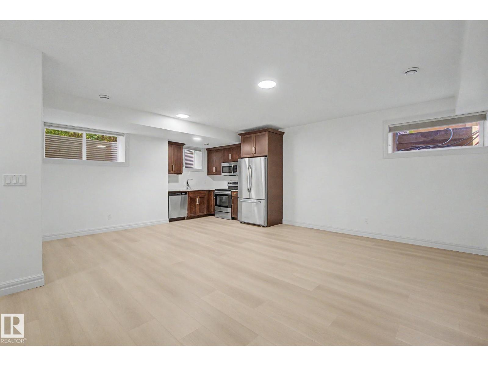 9654 83 AV NW - 51
