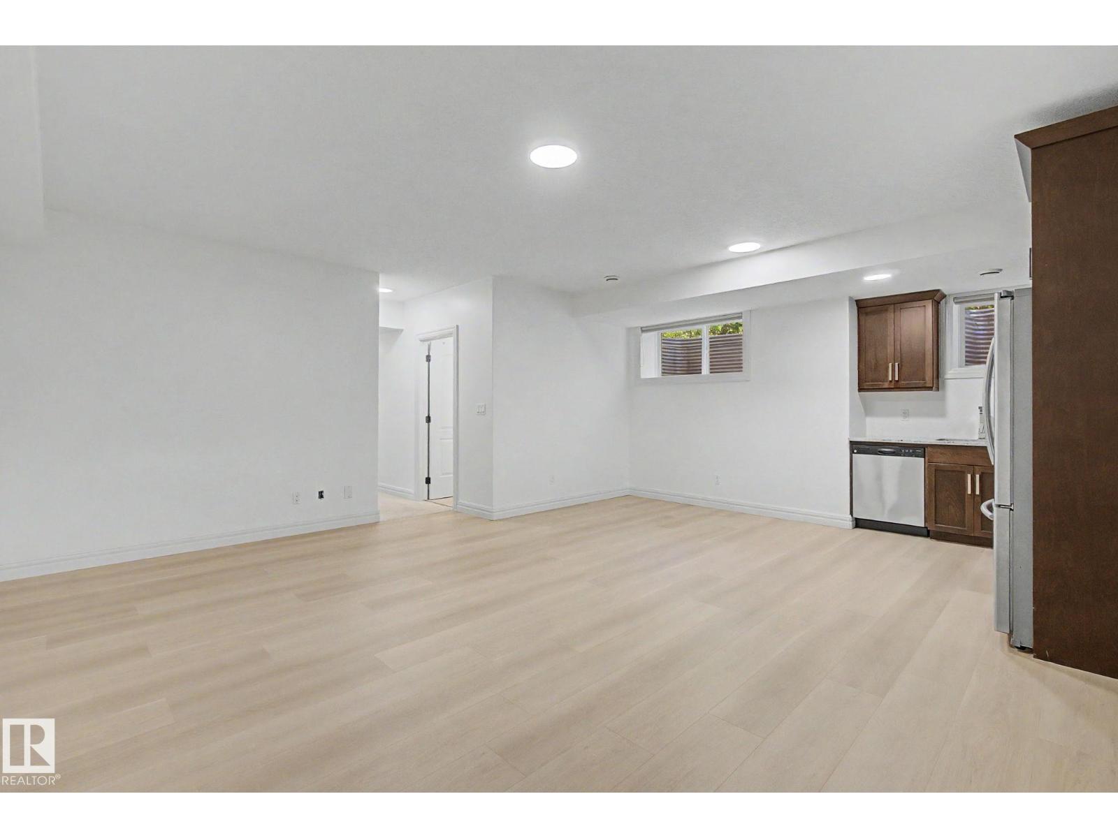 9654 83 AV NW - 52