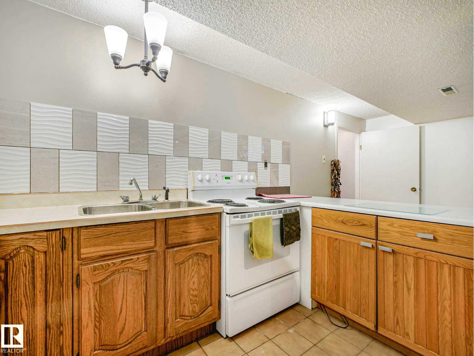 11514 138 AV NW - 40