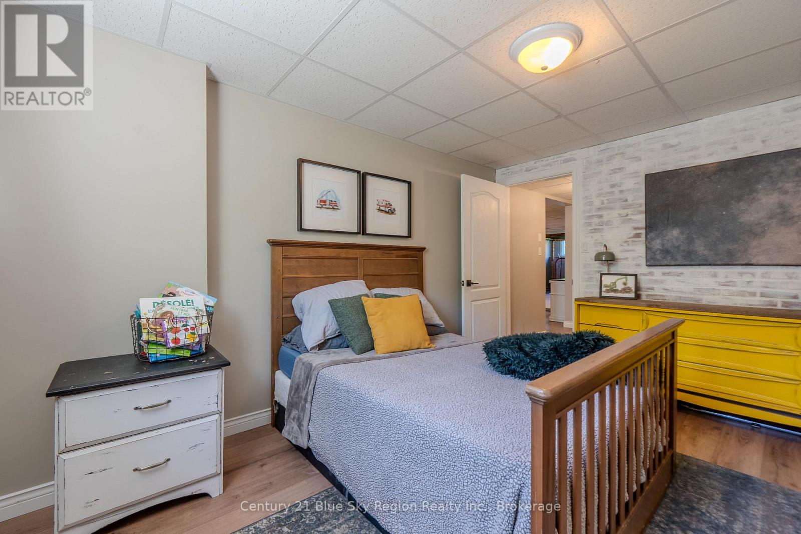 448 HOLDITCH STREET - 33