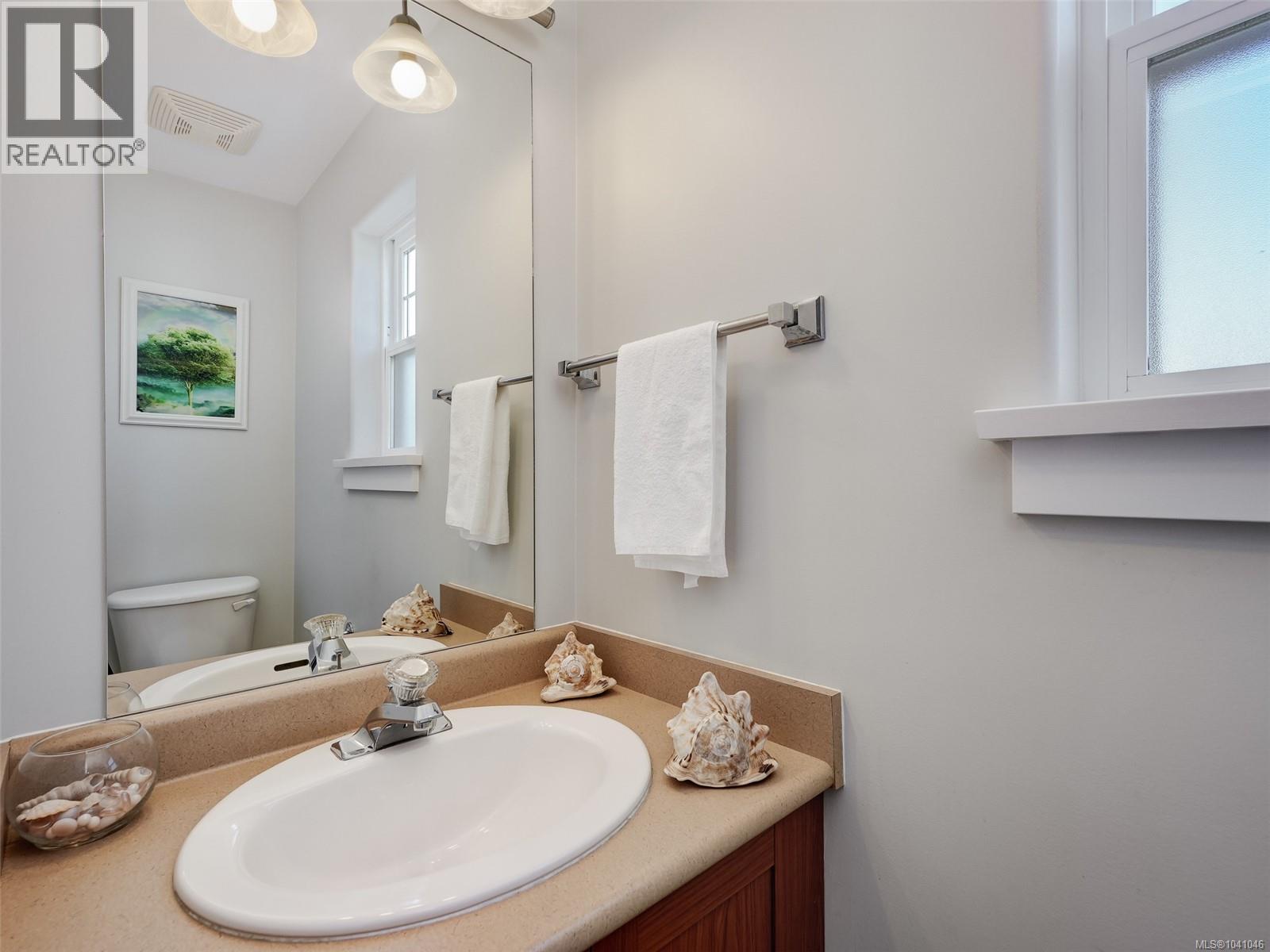 #1 921 Colville Rd - 17