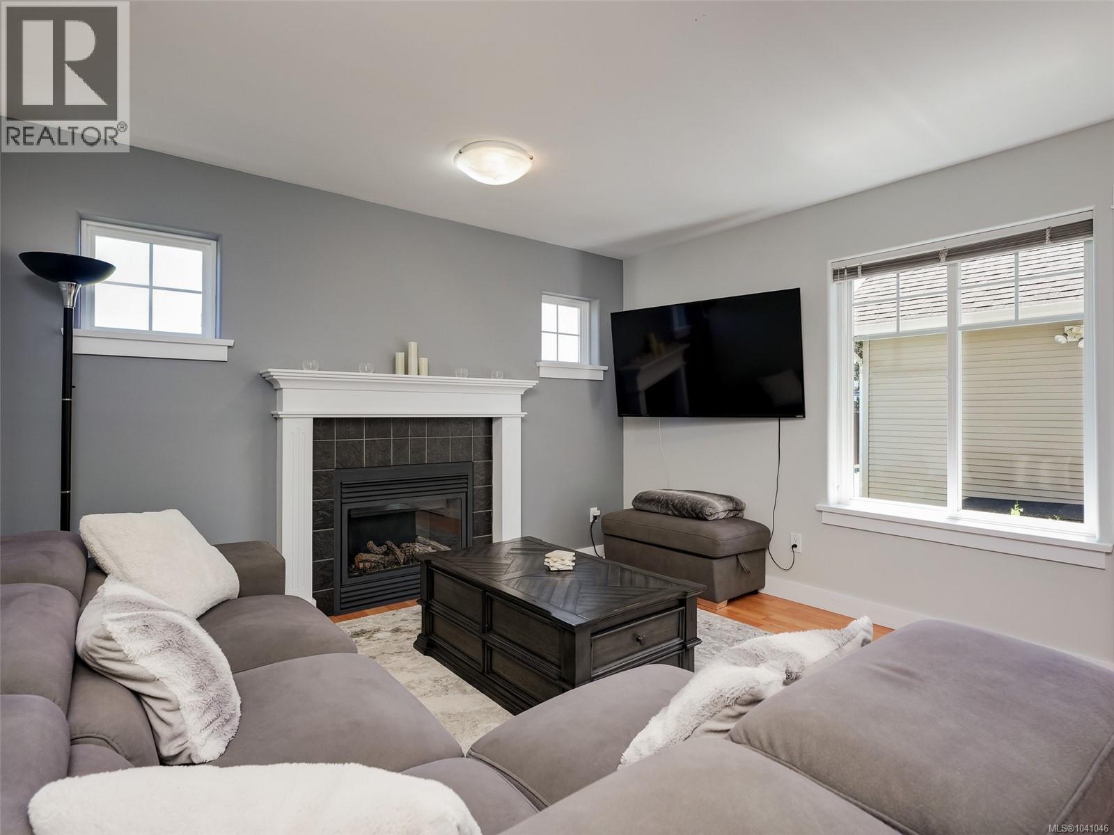 #1 921 Colville Rd - 4