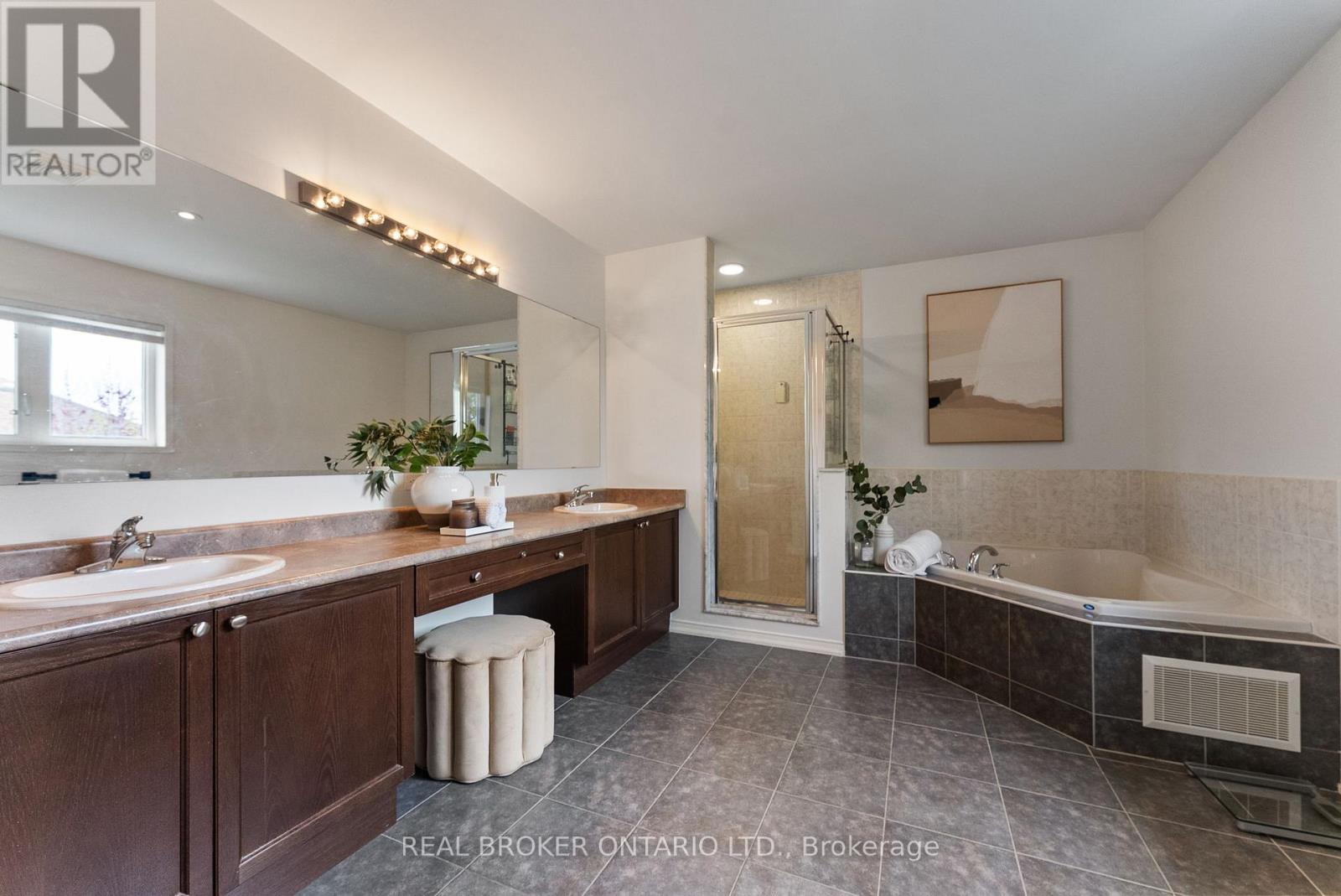 20 DENBURY COURT - 24