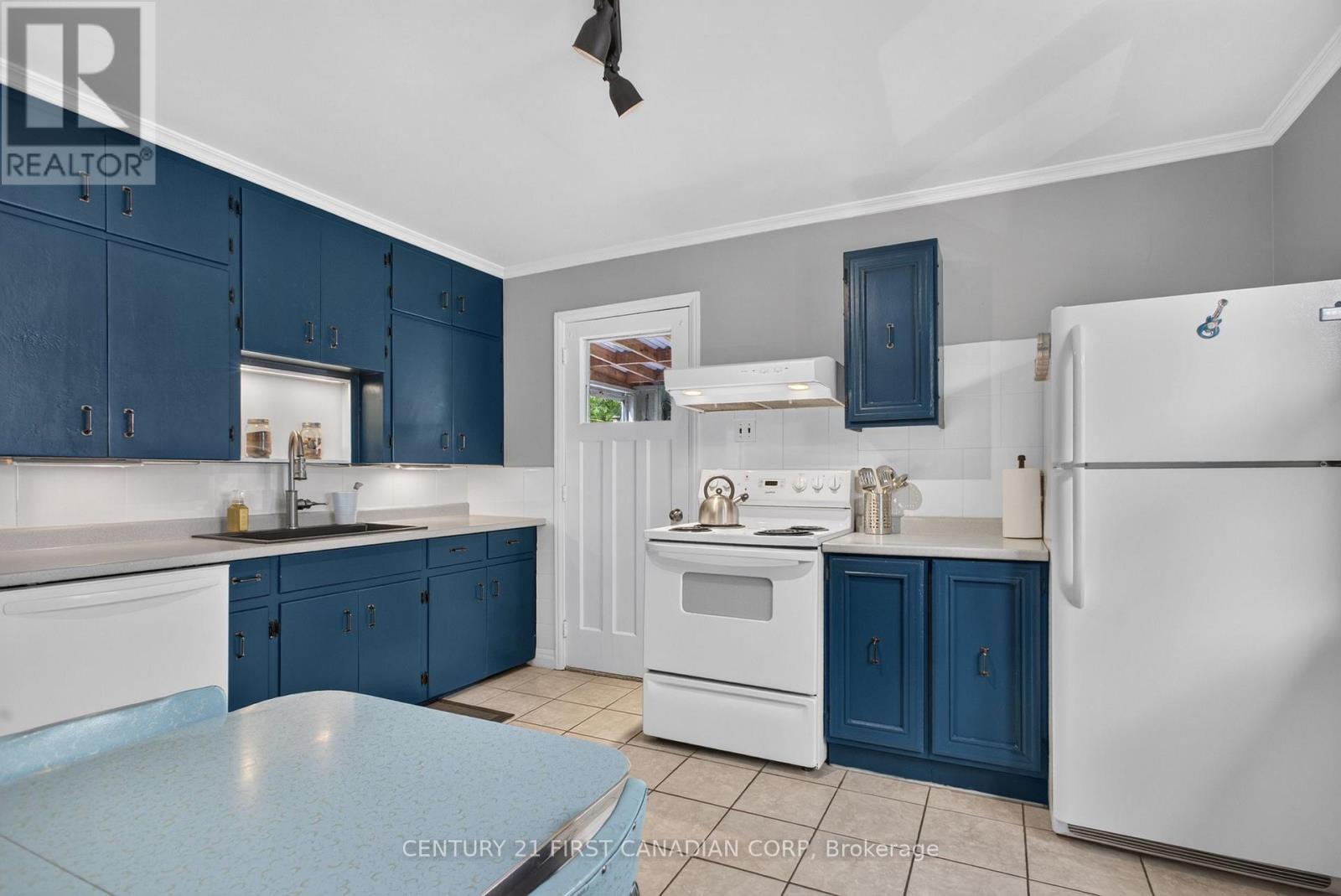 218 VANCOUVER STREET - 12