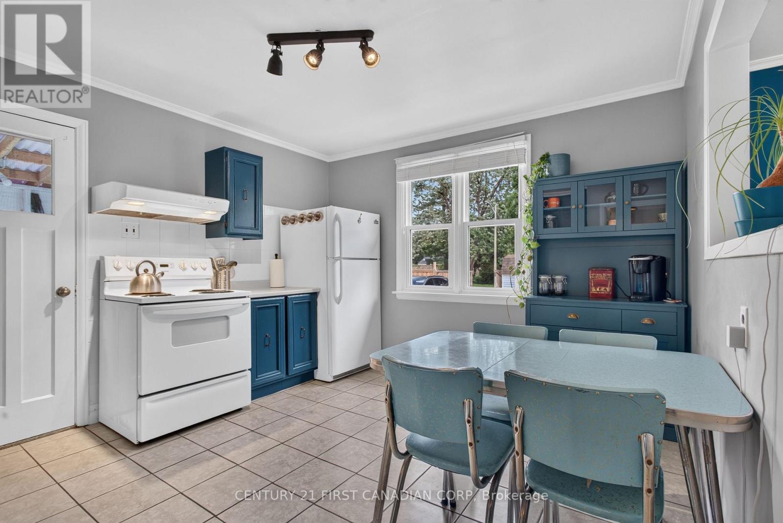 218 VANCOUVER STREET - 11