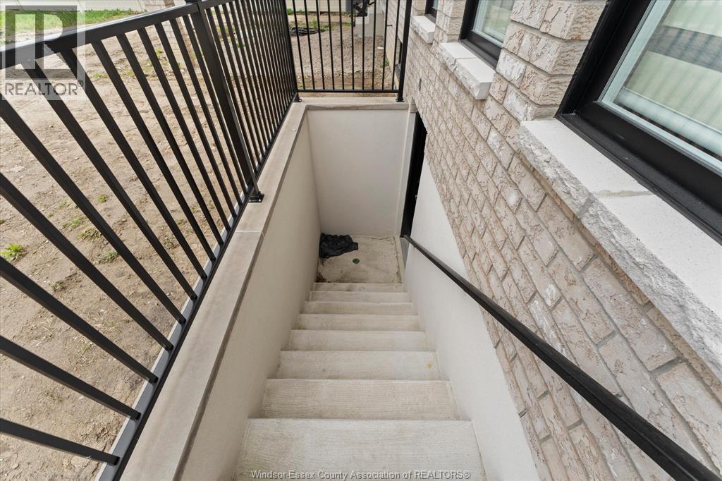 570 ORCHARD CRESCENT - 34