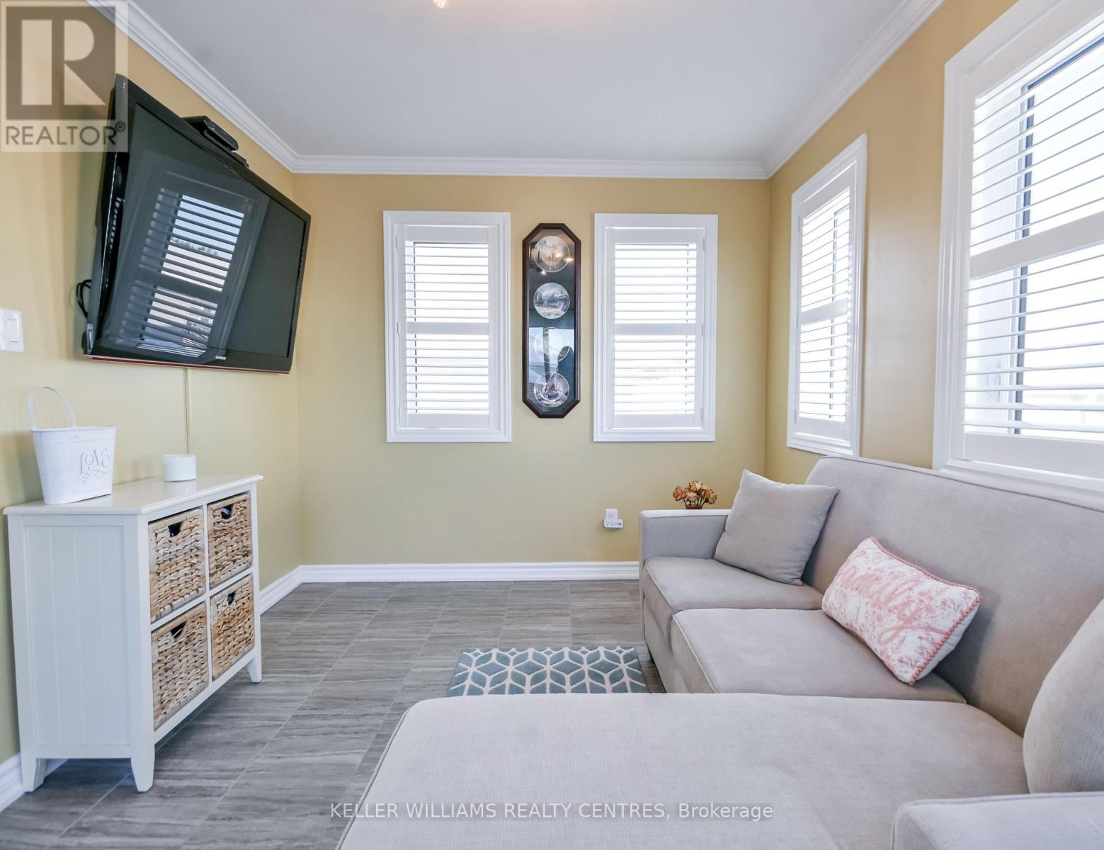 10 SINCLAIR CRESCENT - 10