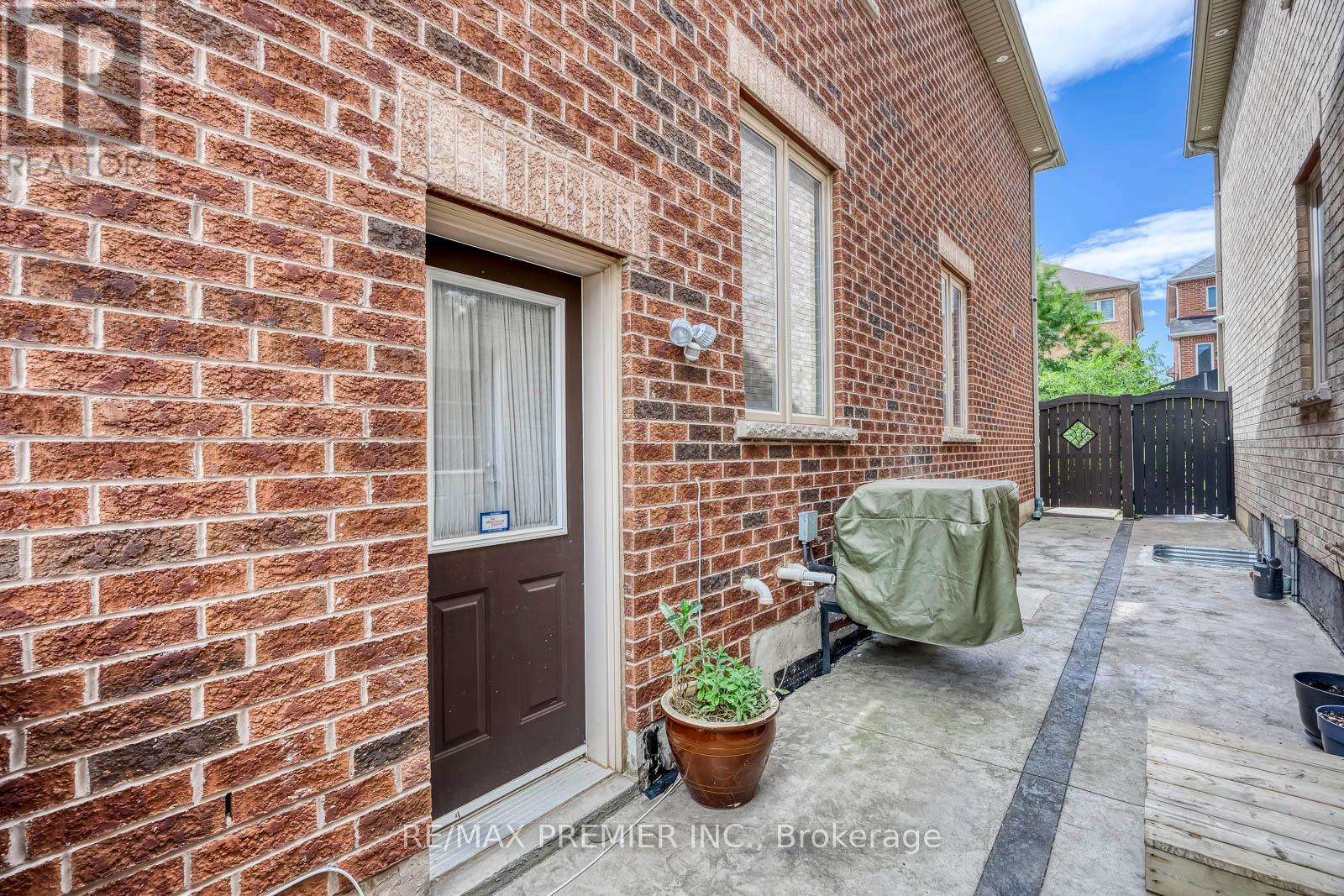 26 MAYBECK DRIVE - 44
